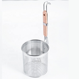 Kitchen Vegetables Stainless Steel Strainer Pasta Pot Strainer Noodle Strainer With Wooden Handle