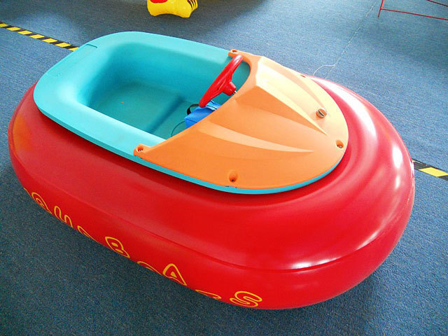 Different colors Electric kids inflatable aqua boat bumper boats for swimming pools