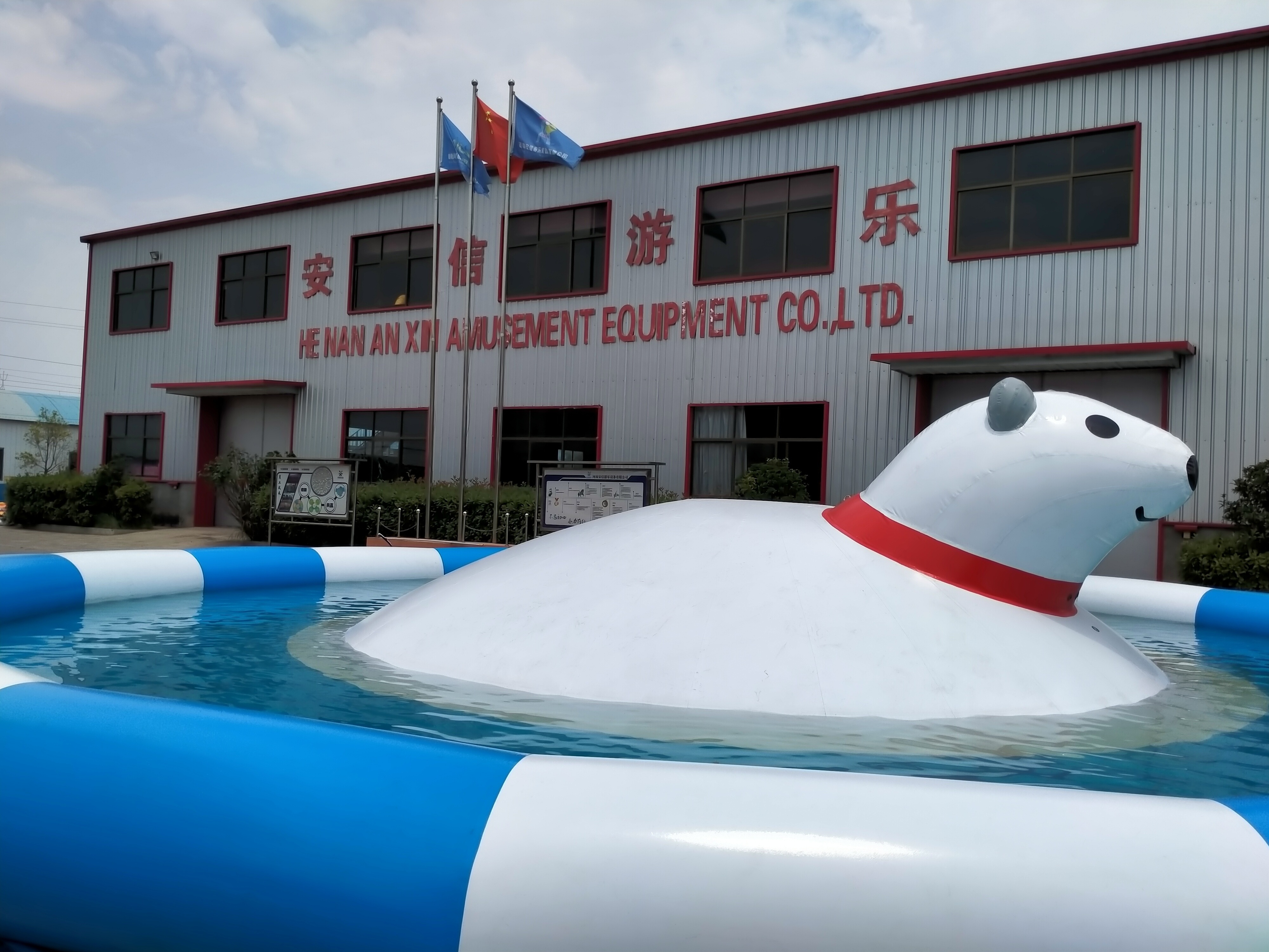 2023 NEW inflatable water park inflatable pool with polar bear climbing jumping pillow