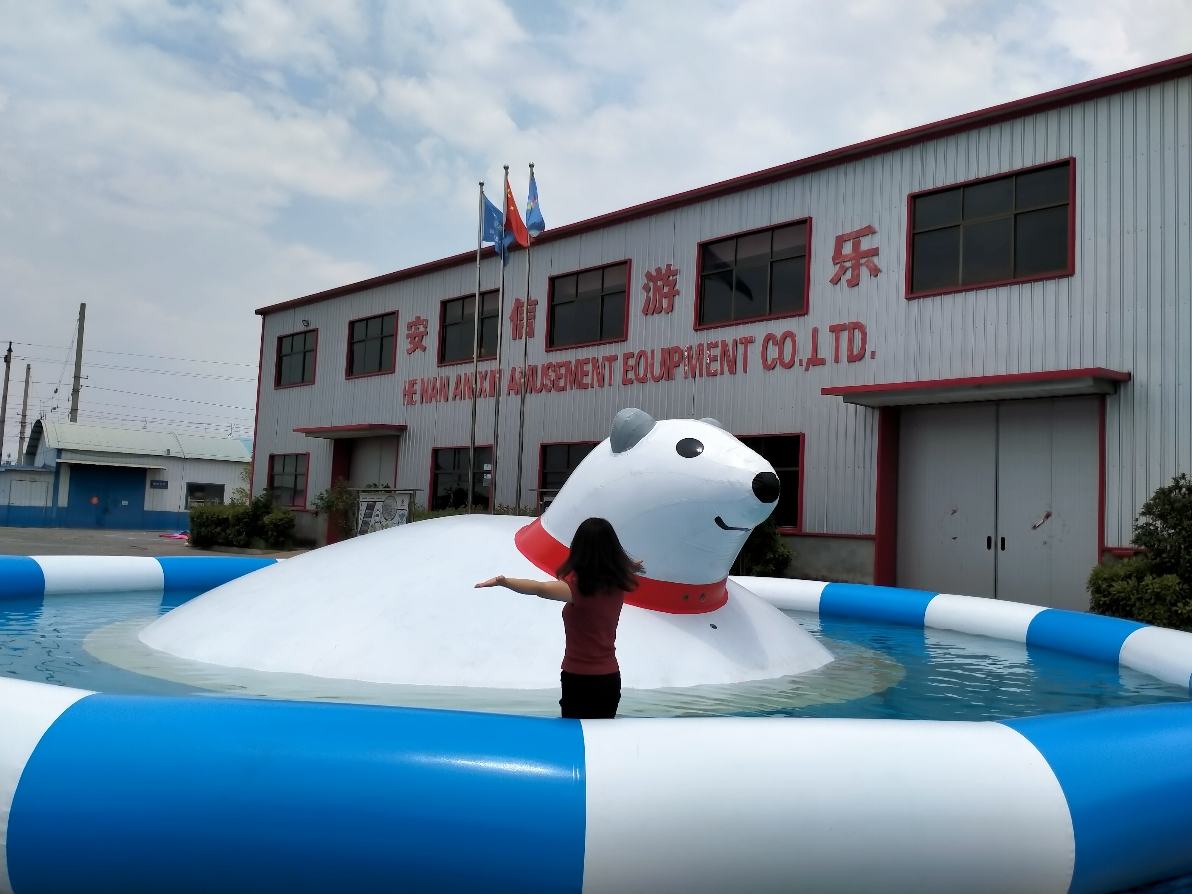 2023 NEW inflatable water park inflatable pool with polar bear climbing jumping pillow