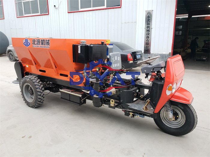 2.5 cbm tricycle cattle feed distributor feed spreader