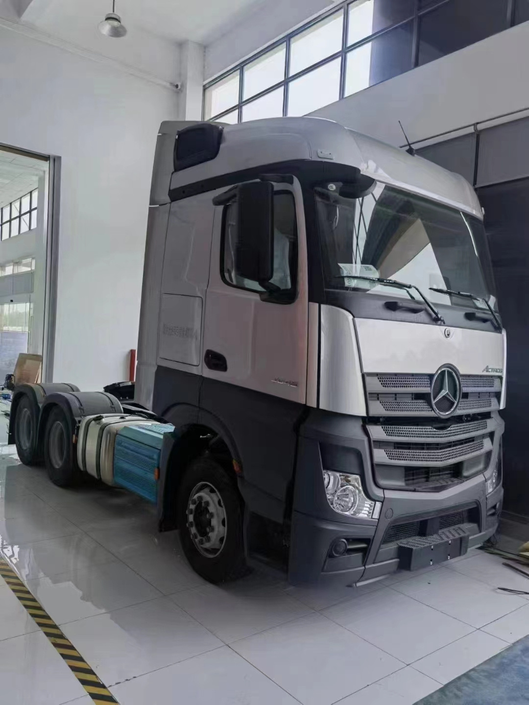 Benz Actros 480hp tractor truck 12 wheel Howo T7  8x4 480Hp Diesel engine tractor truck head   for sale