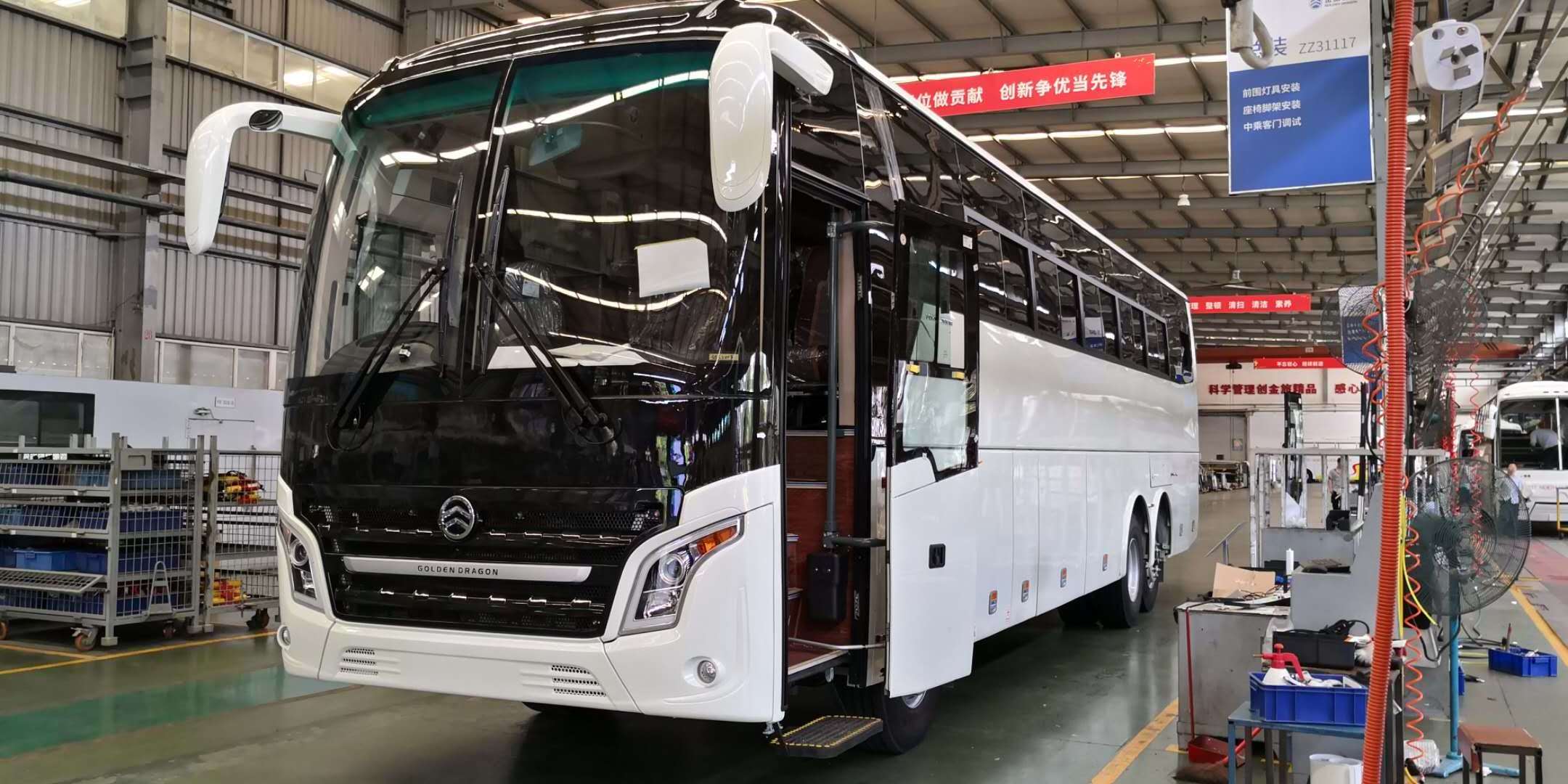 Golden Dragon 6130 Double Axle Diesel Engine Luxury Tour Passenger Coach Bus for Sale