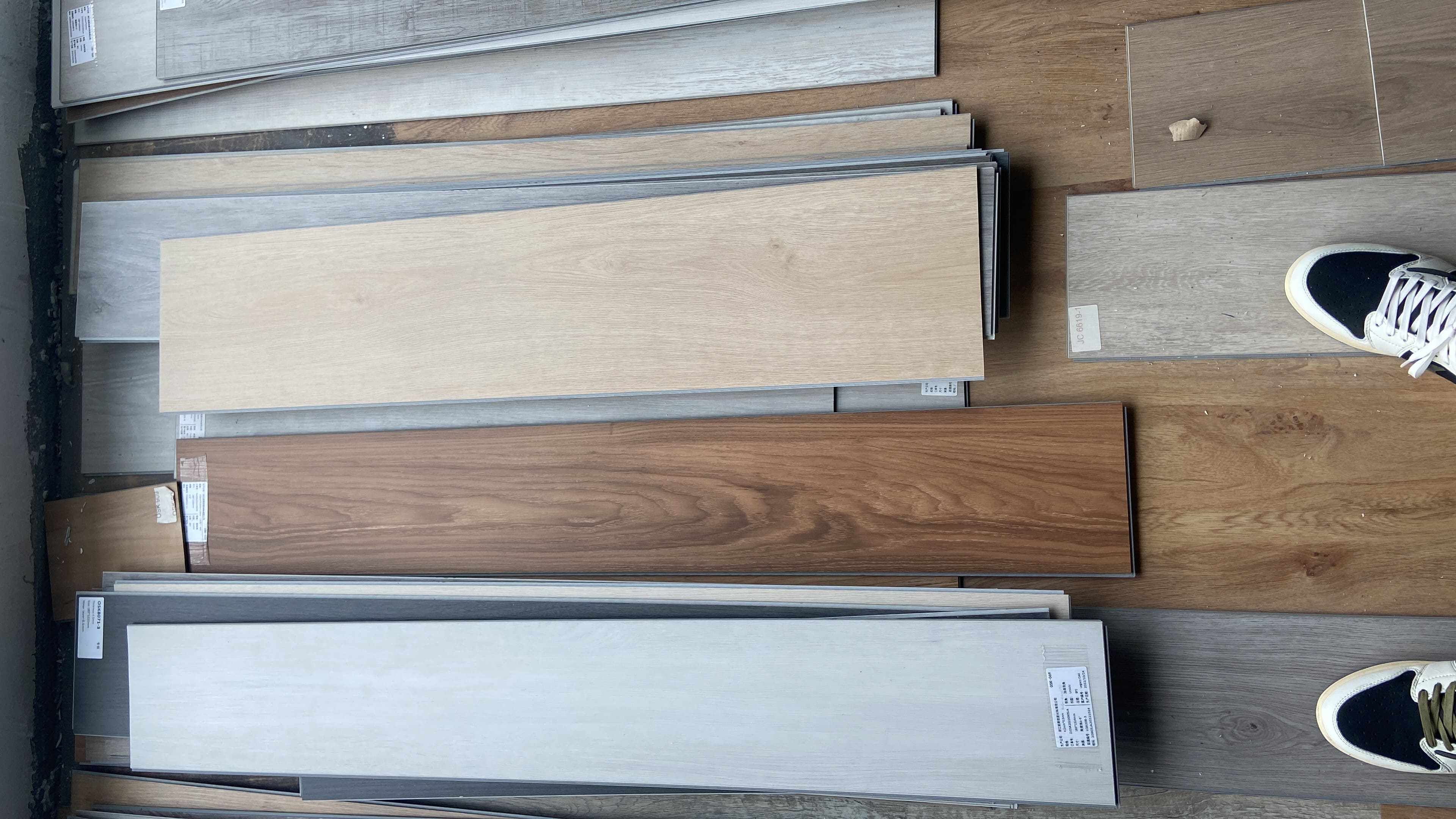 Soundproof PVC Plastic Planks Click Lock Rigid Core Luxury Vinyl Tiles SPC Vinyl Flooring