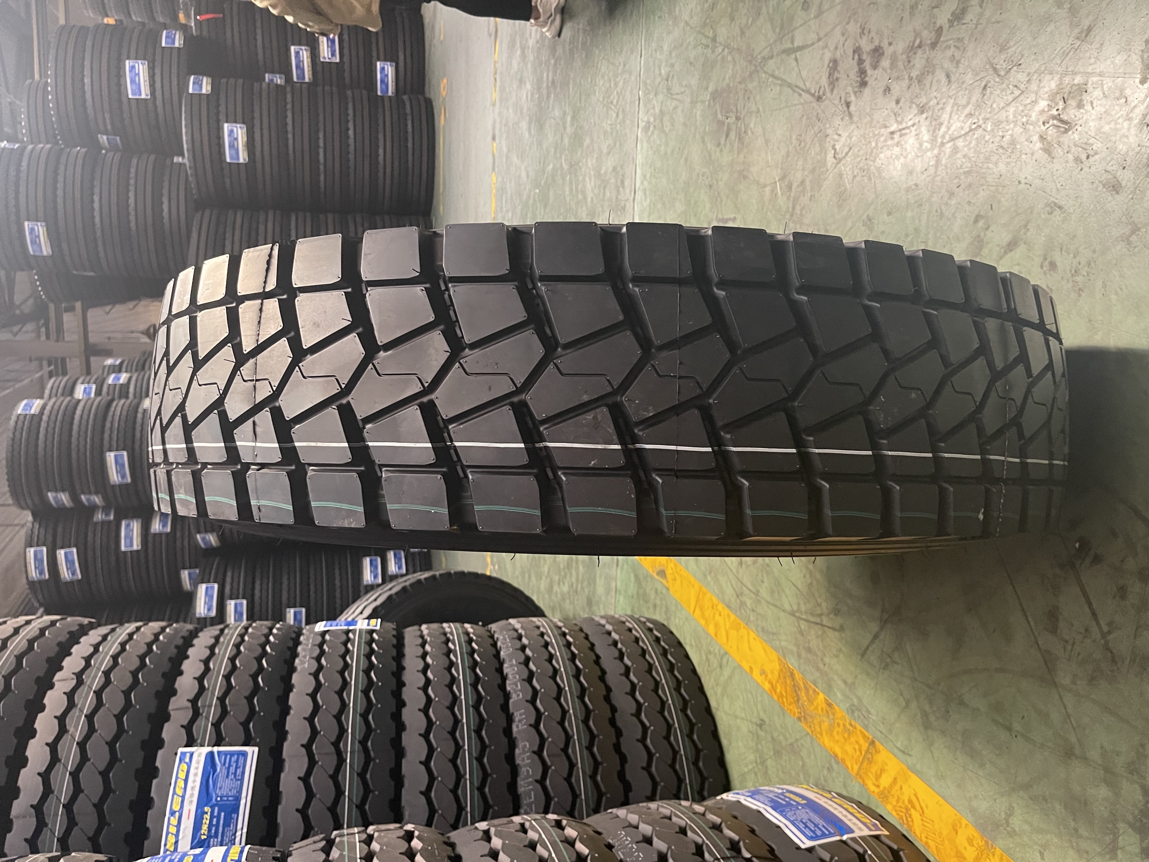 Advance truck tire cross country 12.00R20 12.00R24  m s dt1260 cargo truck tyre for trucks