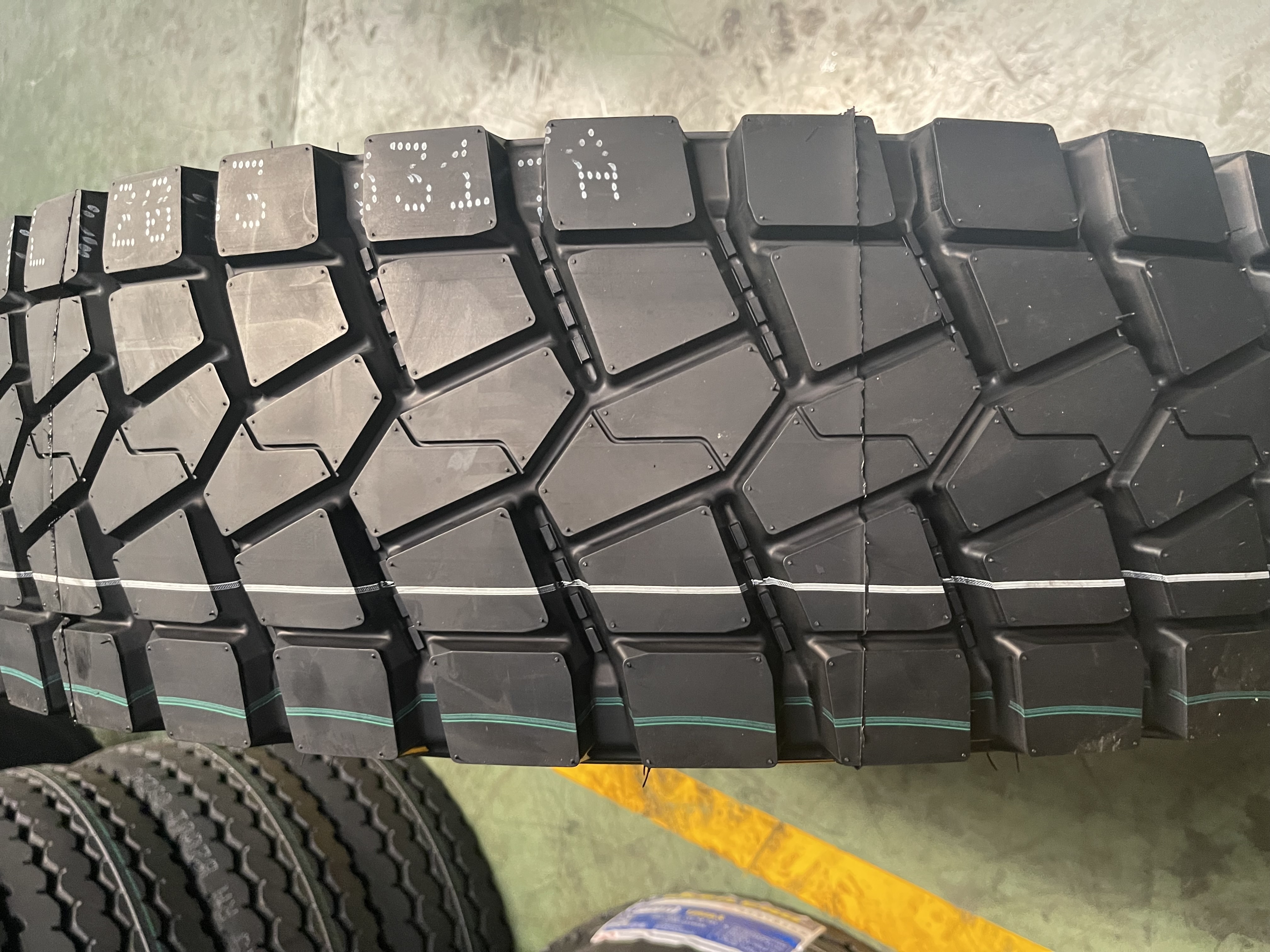 Advance truck tire cross country 12.00R20 12.00R24  m s dt1260 cargo truck tyre for trucks