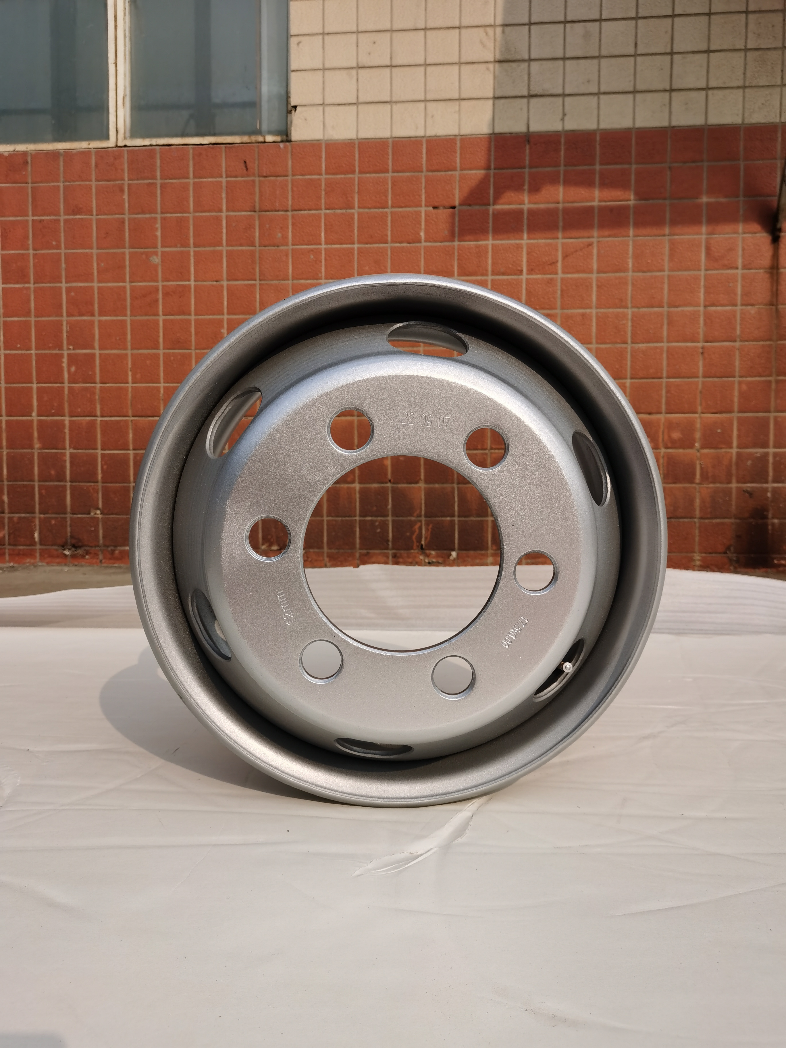 hot sale tubeless truck 17.5 inch steel wheel and rim for heavy duty truck 17.5x6.00