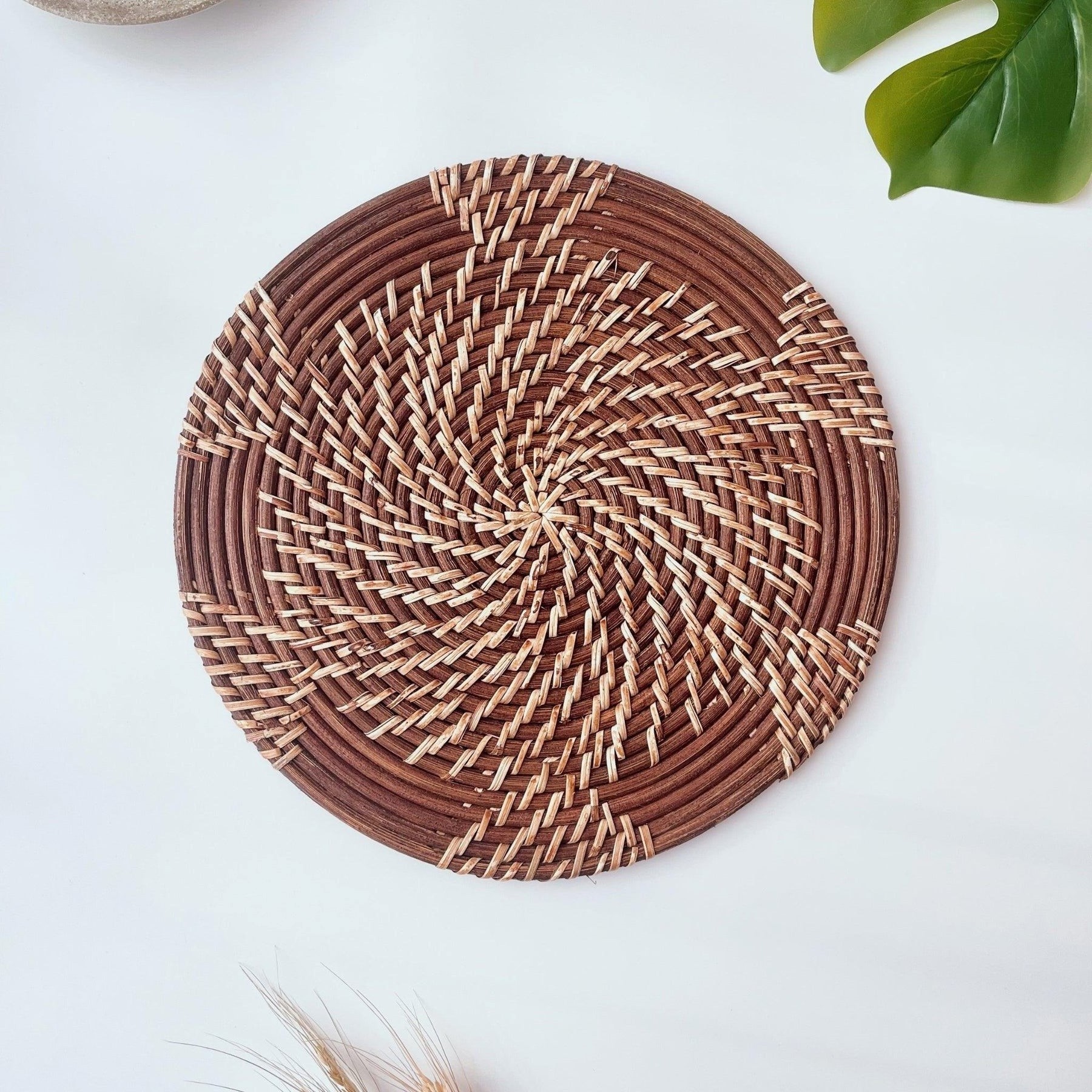 New Arrival Hot Trend Rattan Charger Plates Boho Rattan Placemat OEM Hot Sale Placemat Wicker Charger Plate from Vietnam