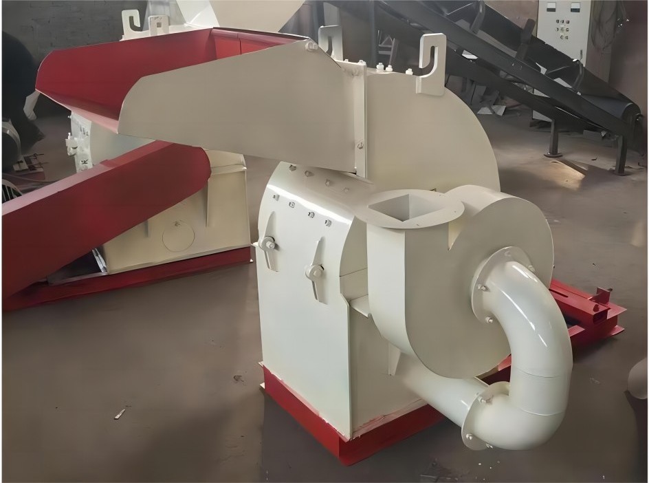 Wood hammer mill crusher - Heavy-duty grinder for crushing wood into fine particles