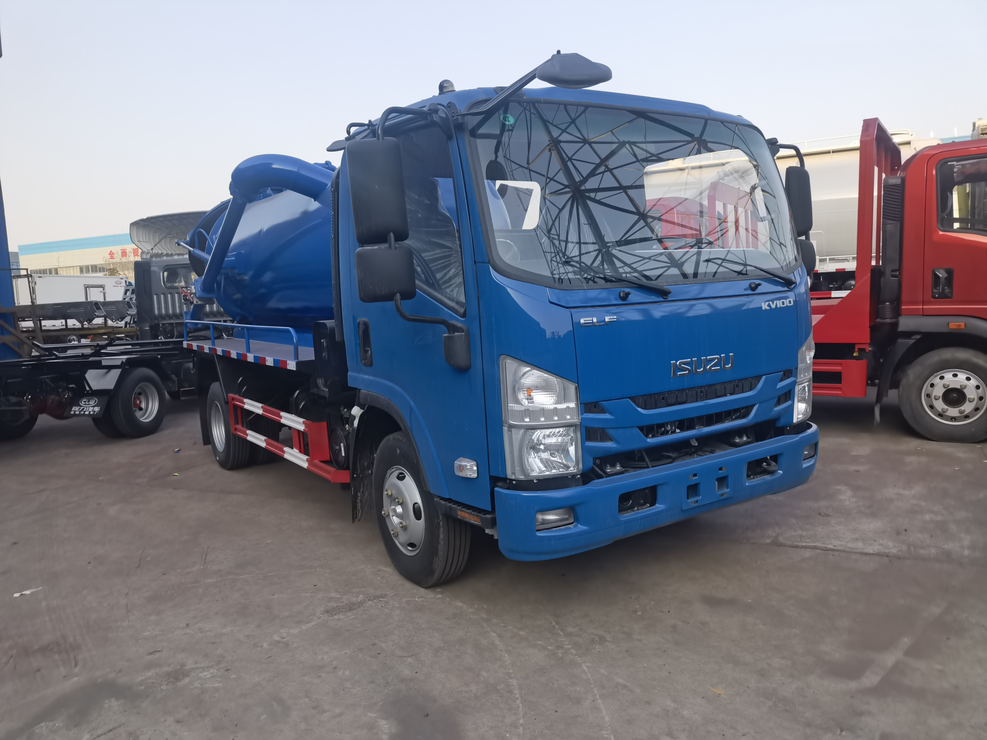 Isuzu 4*2 5cbm Small sewage truck Vacuum Sewage Suction Truck  for sale