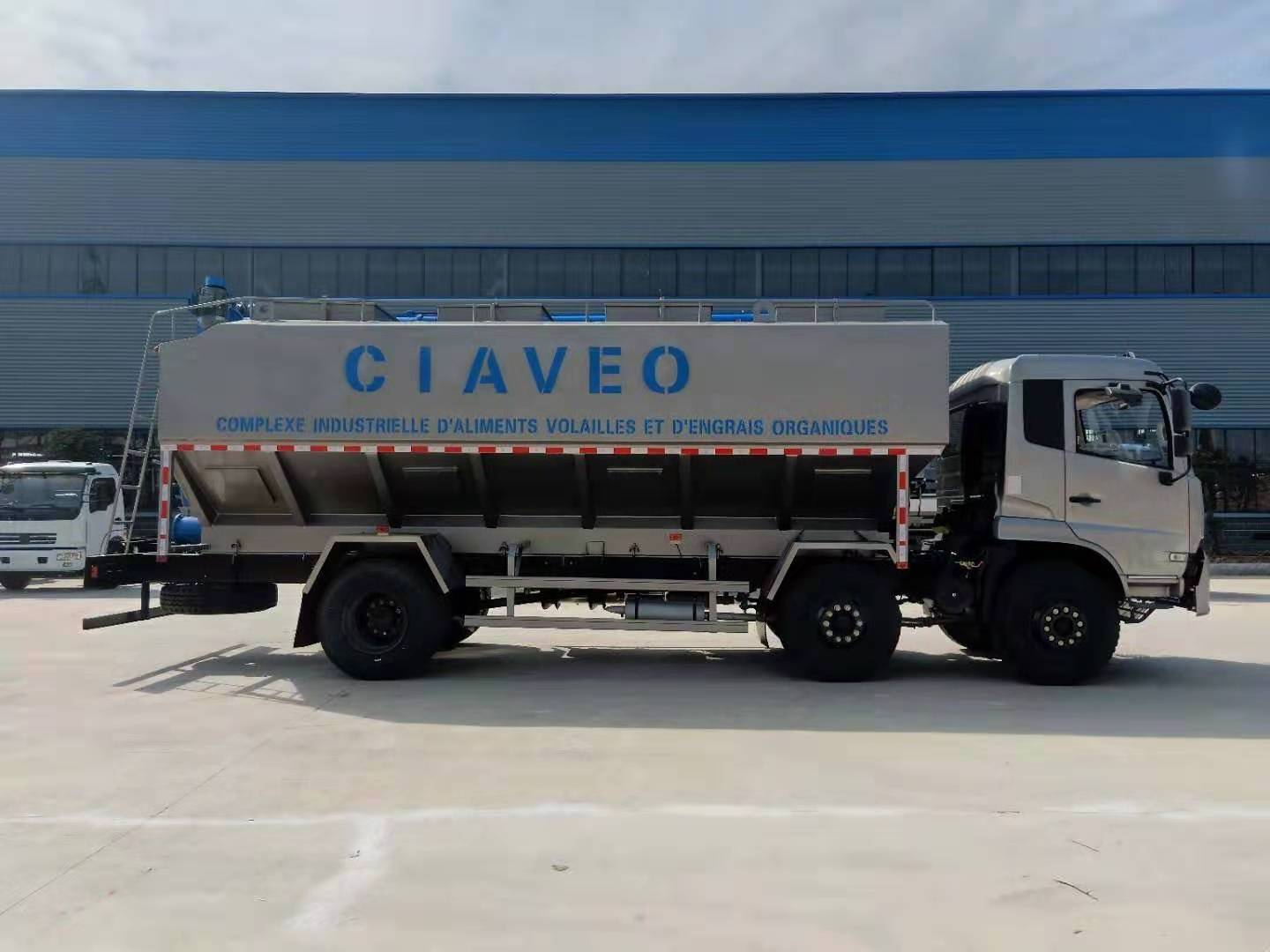 Dongfeng 6x2 Tank Bulk Feed Truck Transporter Trailer Animal Farm Feeding Fodder Discharge Grain Truck Customized New Left Drive