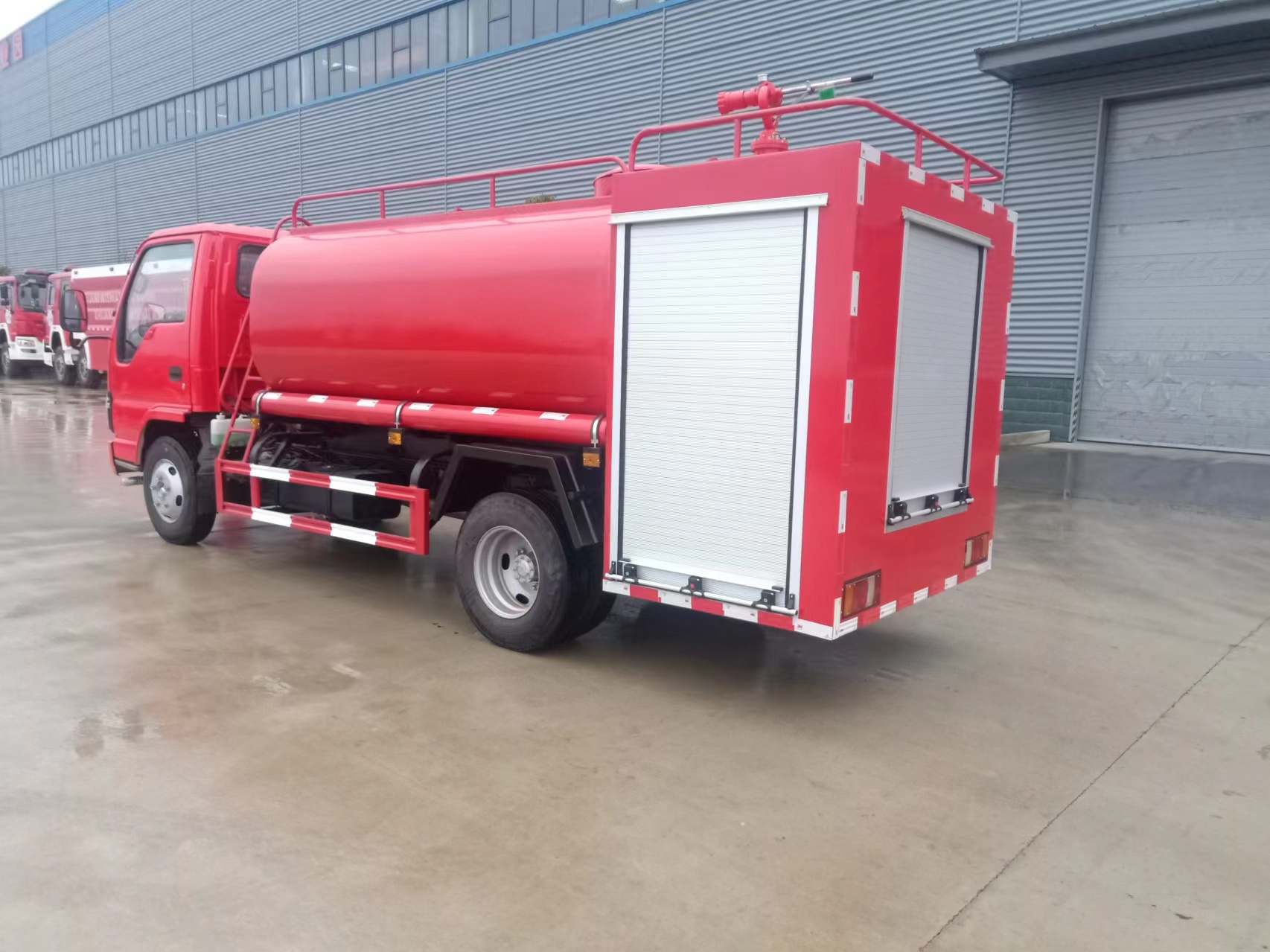 Factory direct sale Euro 4 Isuzu 130 HP water tank fire truck with high quality