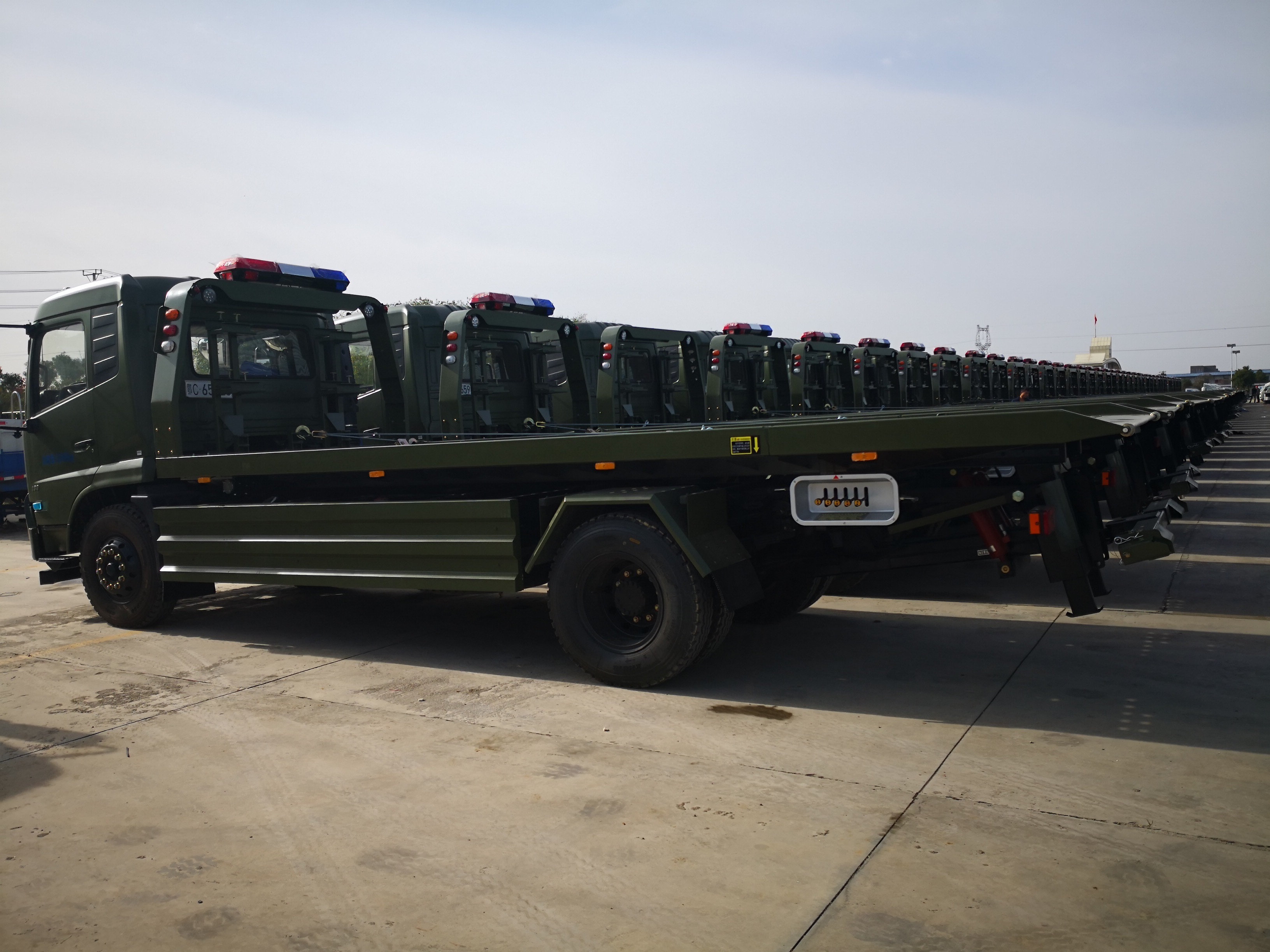 Dongfeng 4*2 10 ton  Low bed Truck Tow Truck & Wrecker Flat Bed Towing Two Car Truck Wrecker