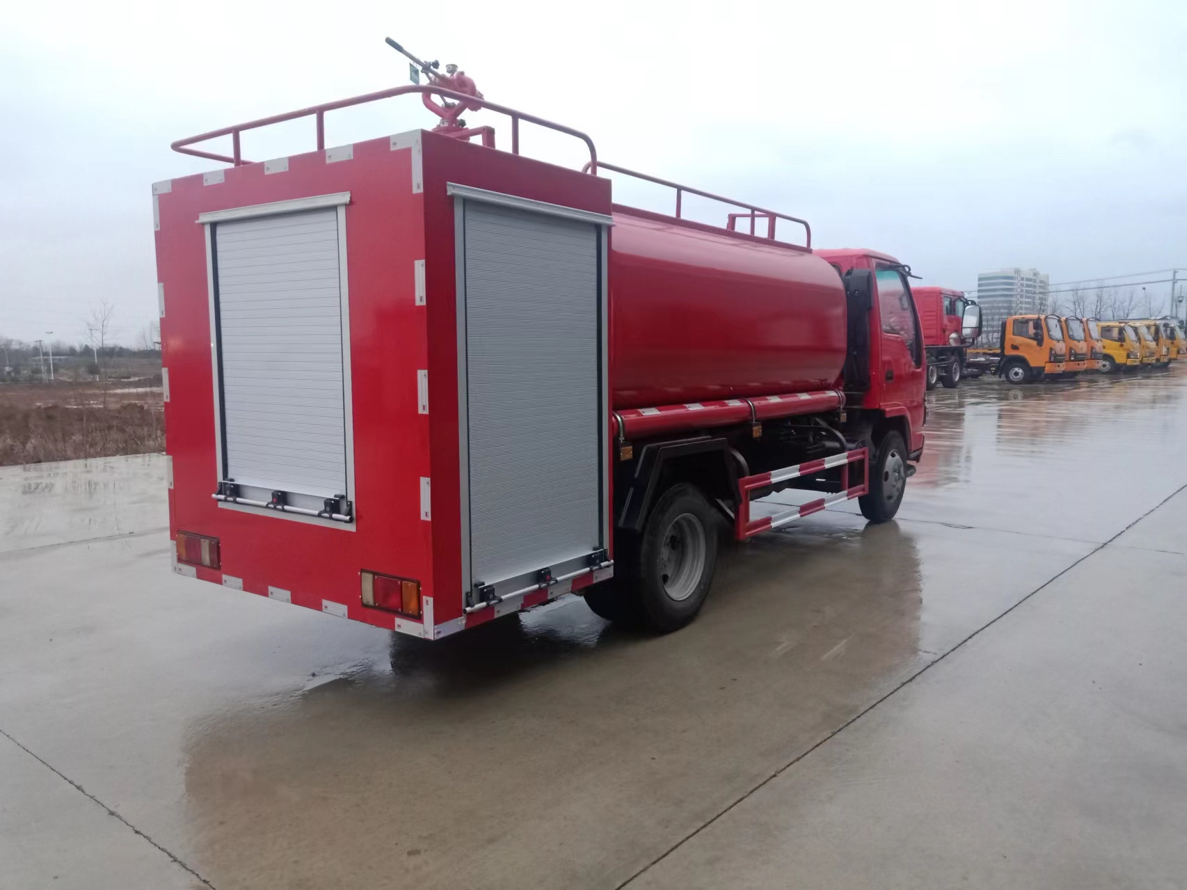 Factory direct sale Euro 4 Isuzu 130 HP water tank fire truck with high quality