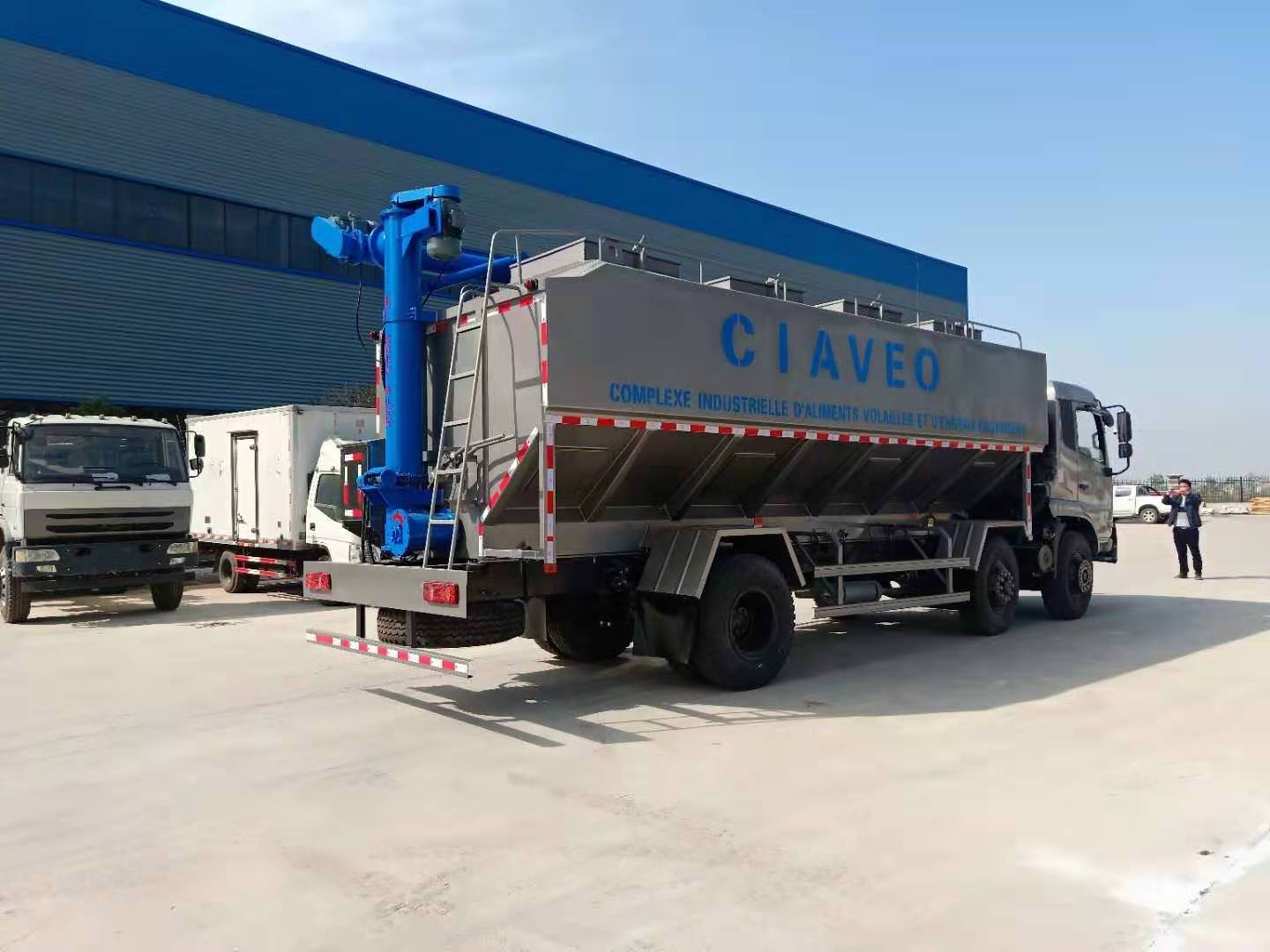 Dongfeng 6x2 Tank Bulk Feed Truck Transporter Trailer Animal Farm Feeding Fodder Discharge Grain Truck Customized New Left Drive