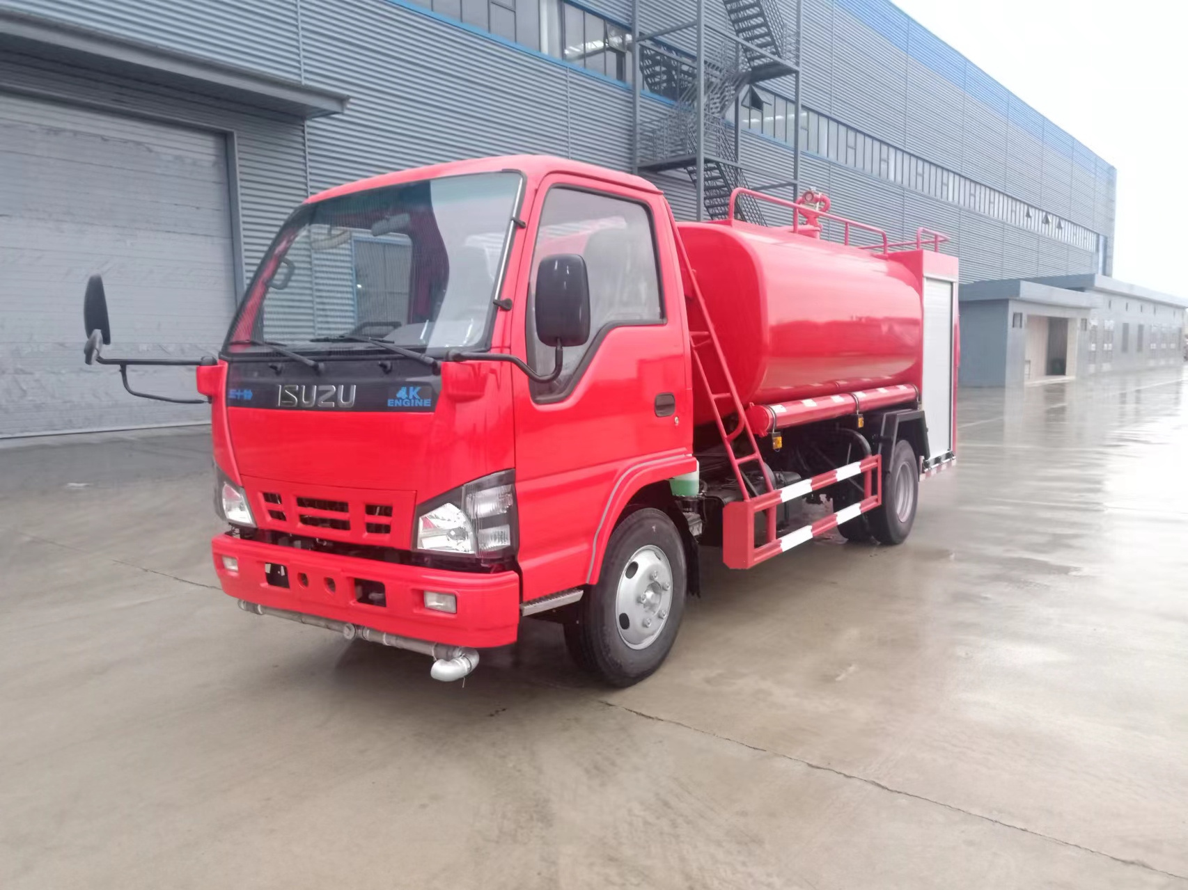 Factory direct sale Euro 4 Isuzu 130 HP water tank fire truck with high quality