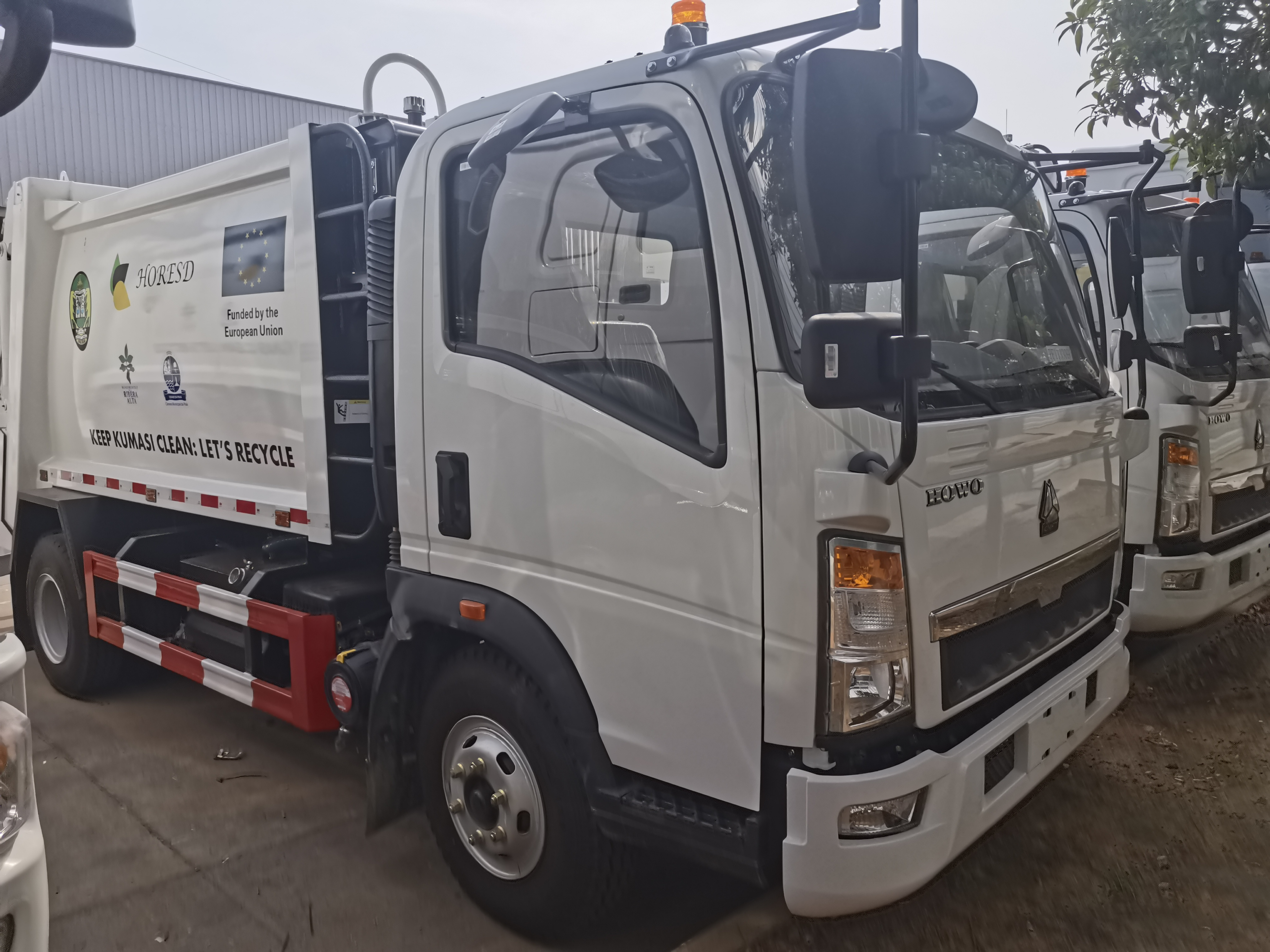 4x2 10cbm euro 2 emission SINOTRUCK HOWO  mini Garbage Truck