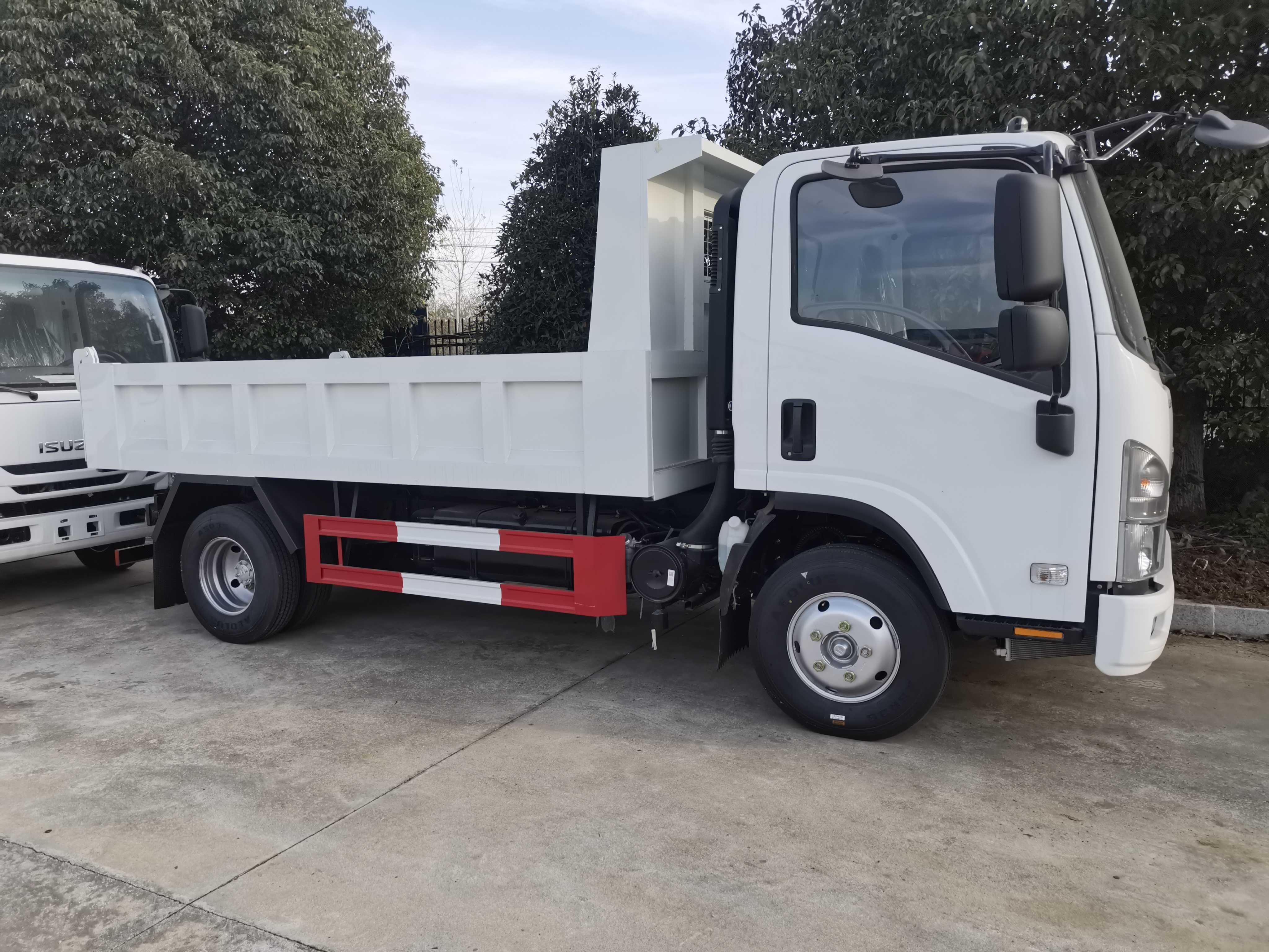 Factory price ISUZU 4x2  Dump Truck 6 wheels Small Tipper Truck 6 ton capacity