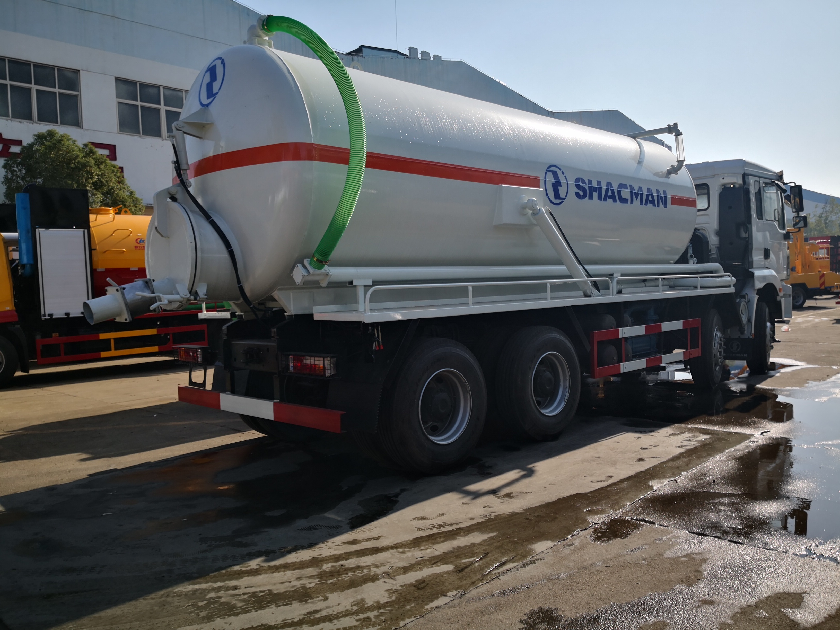 SHACMAN 8X4 H3000 340hp septic tank sewer cleaning vacuum Sewage suction sucker truck