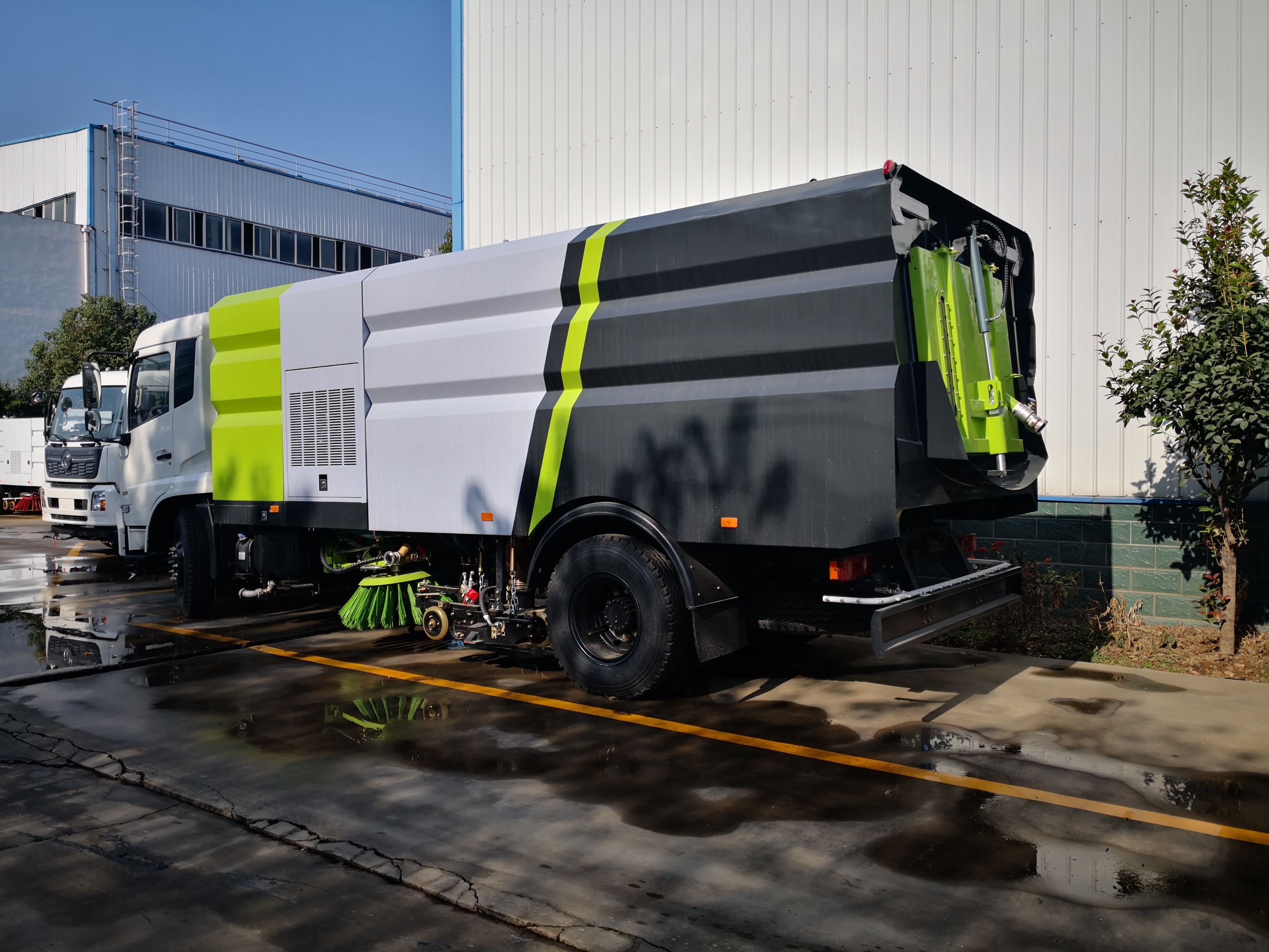 High Quality Dongfeng Street Clean Equipment Road Sweeper Vehicle 14000L for sale