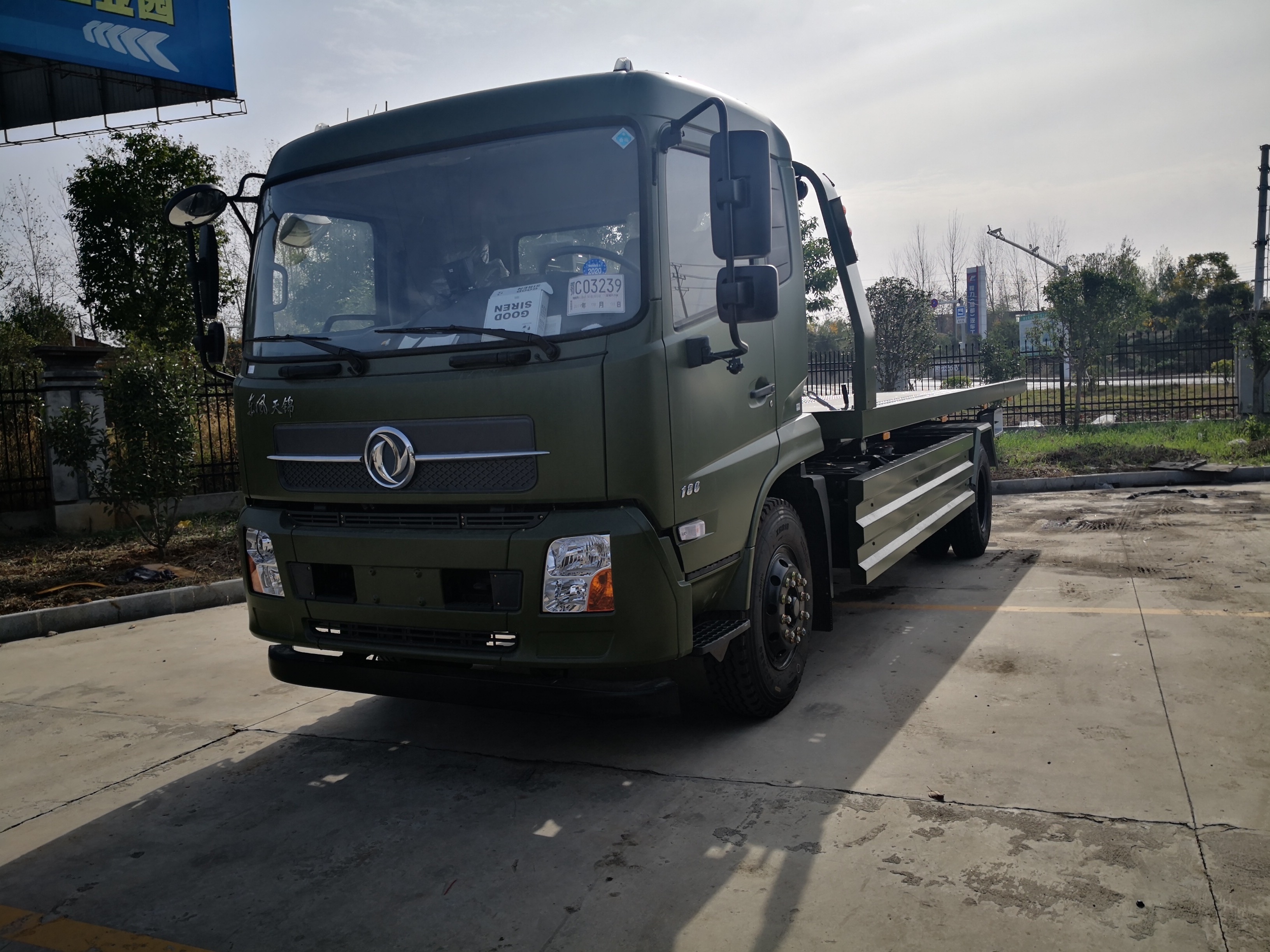 Dongfeng 4*2 10 ton  Low bed Truck Tow Truck & Wrecker Flat Bed Towing Two Car Truck Wrecker