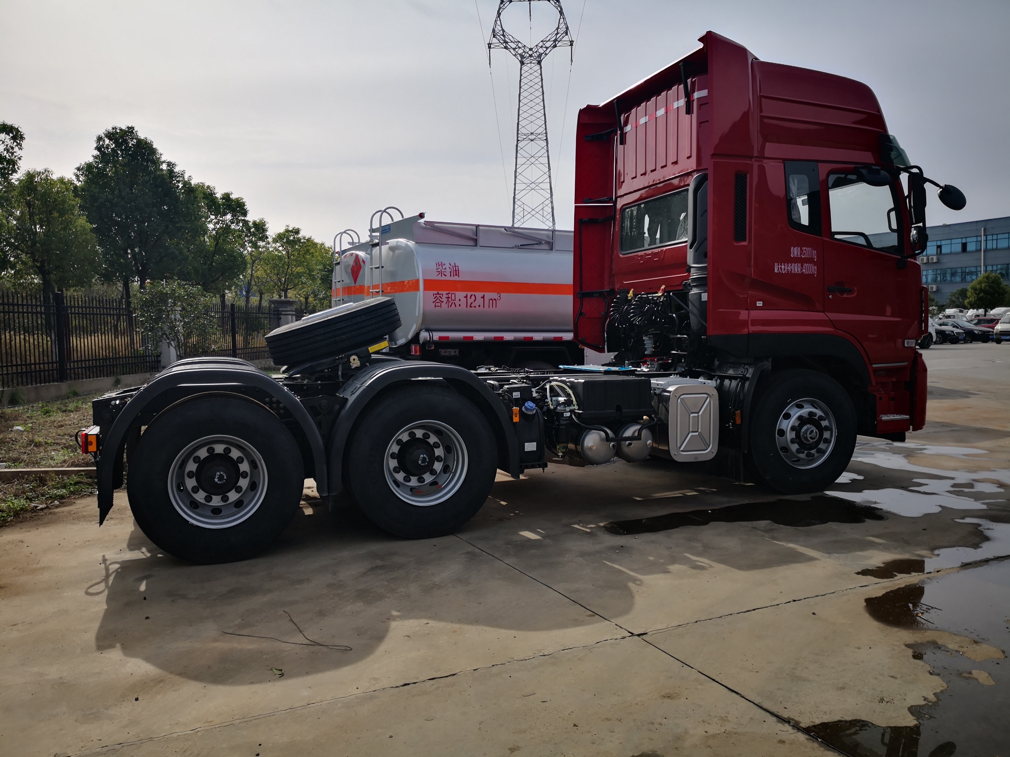 Used Original DONGFEN Engine Tractor Truck 6*4  380HP Container Semi Trailer Head Tractor