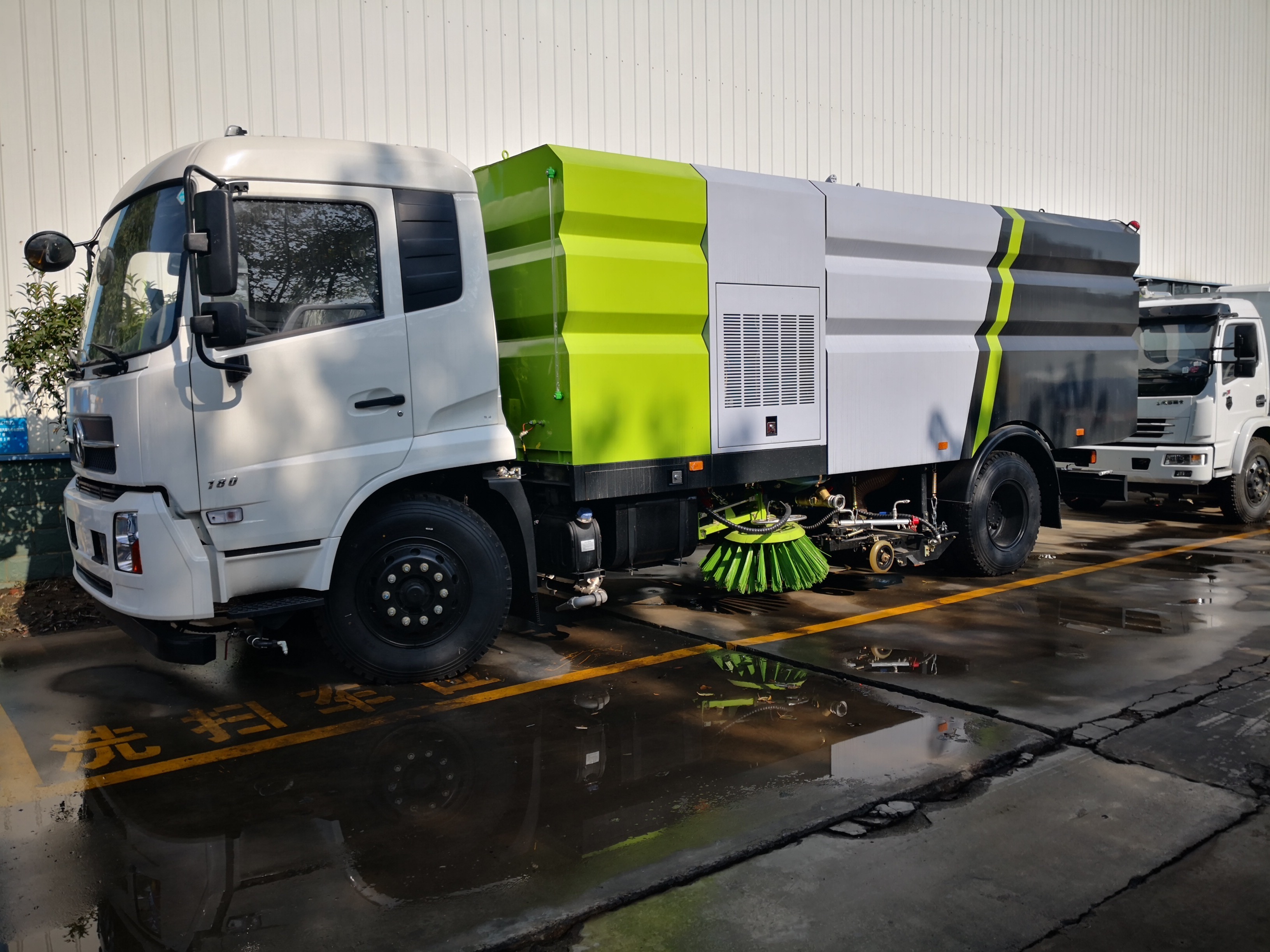 High Quality Dongfeng Street Clean Equipment Road Sweeper Vehicle 14000L for sale