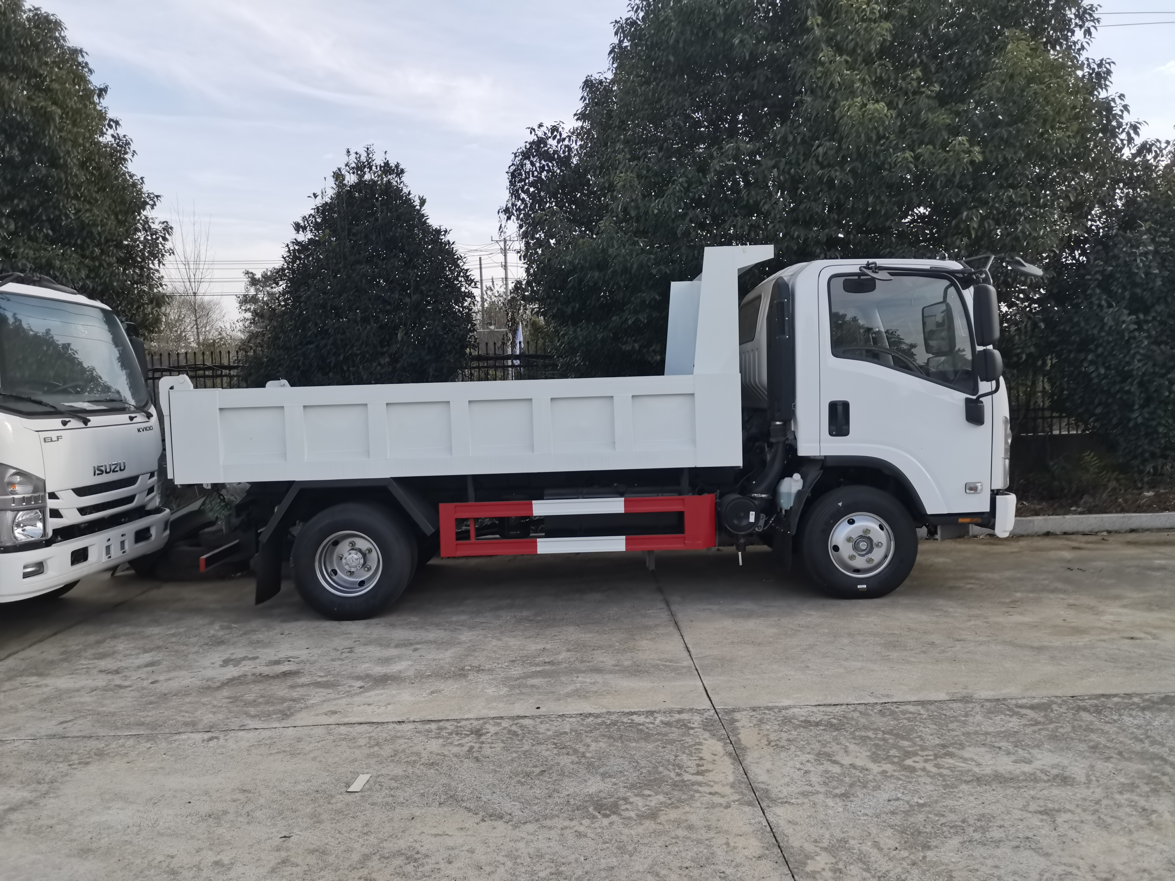 Factory price ISUZU 4x2  Dump Truck 6 wheels Small Tipper Truck 6 ton capacity