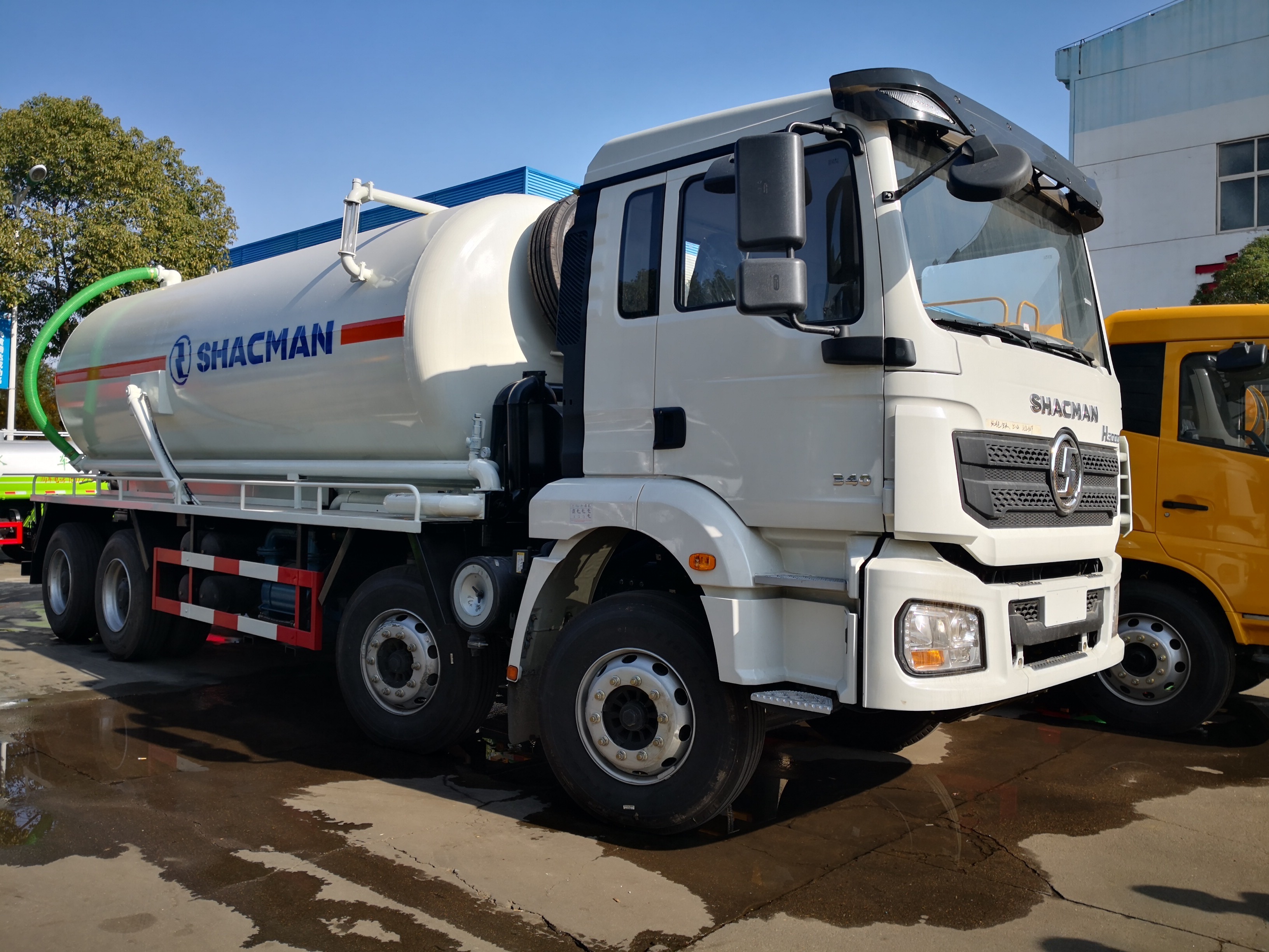 SHACMAN 8X4 H3000 340hp septic tank sewer cleaning vacuum Sewage suction sucker truck