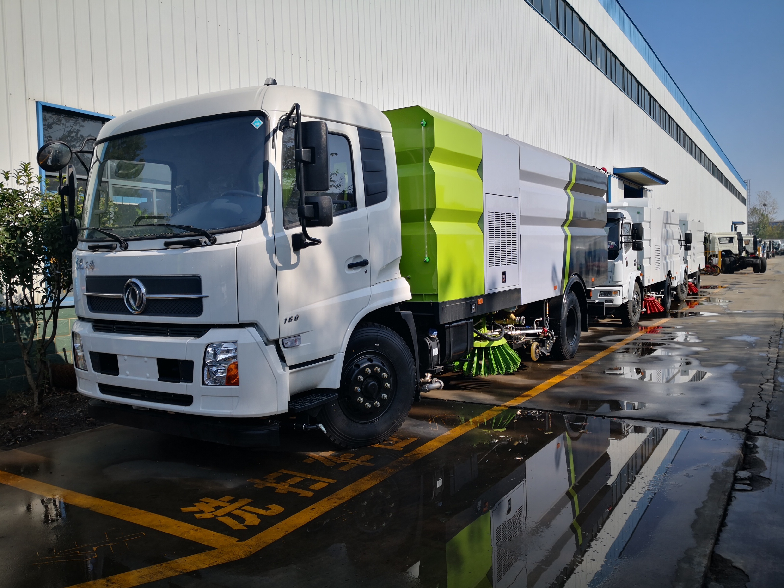 High Quality Dongfeng Street Clean Equipment Road Sweeper Vehicle 14000L for sale