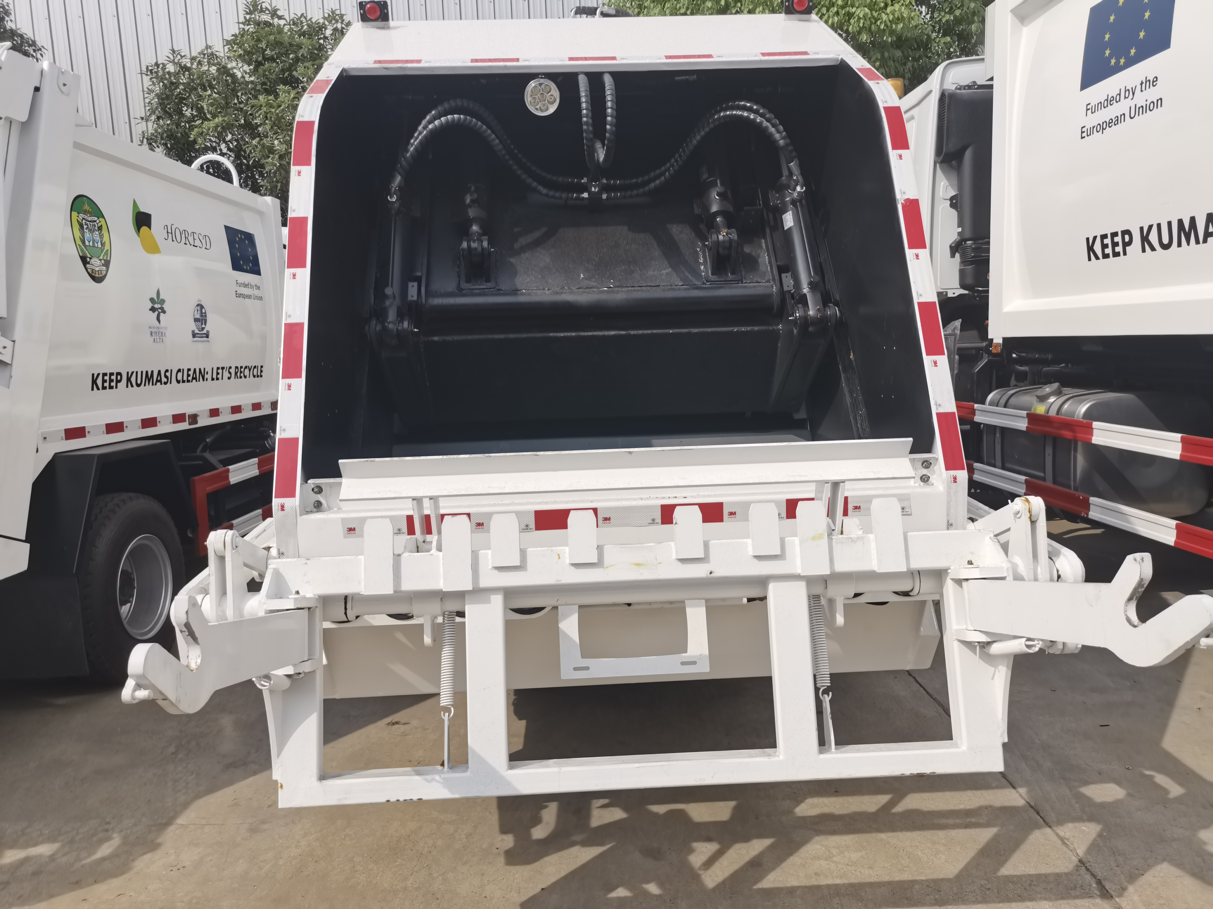 4x2 10cbm euro 2 emission SINOTRUCK HOWO  mini Garbage Truck