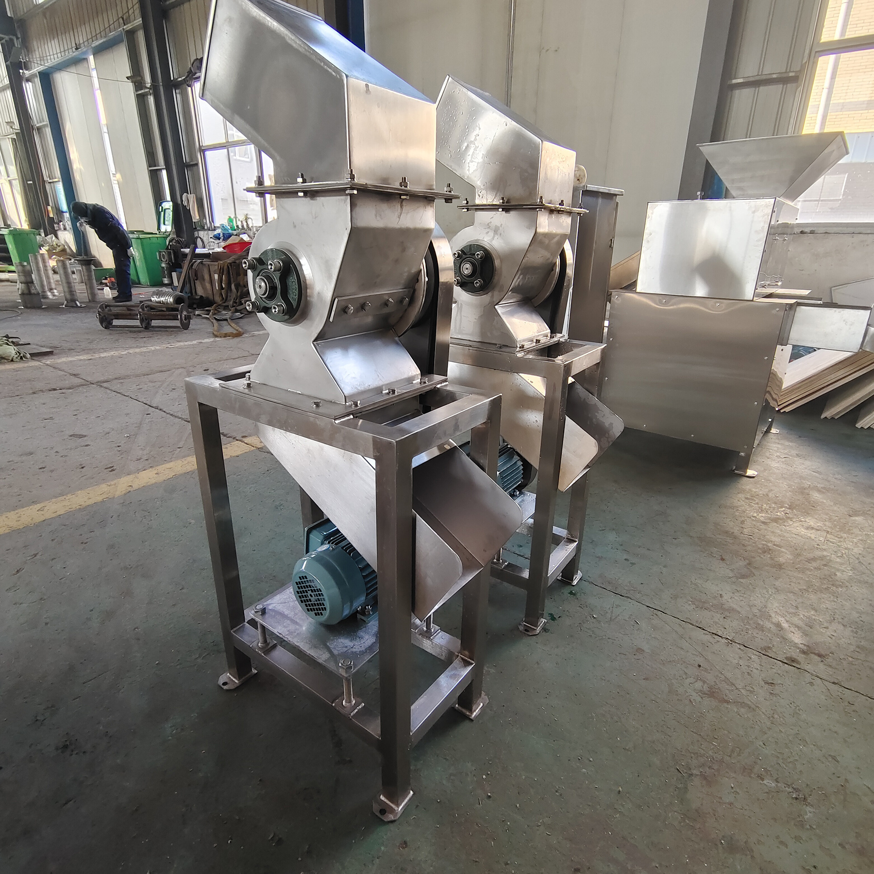 Fruit and vegetable crushing processing machine for berries and fruit