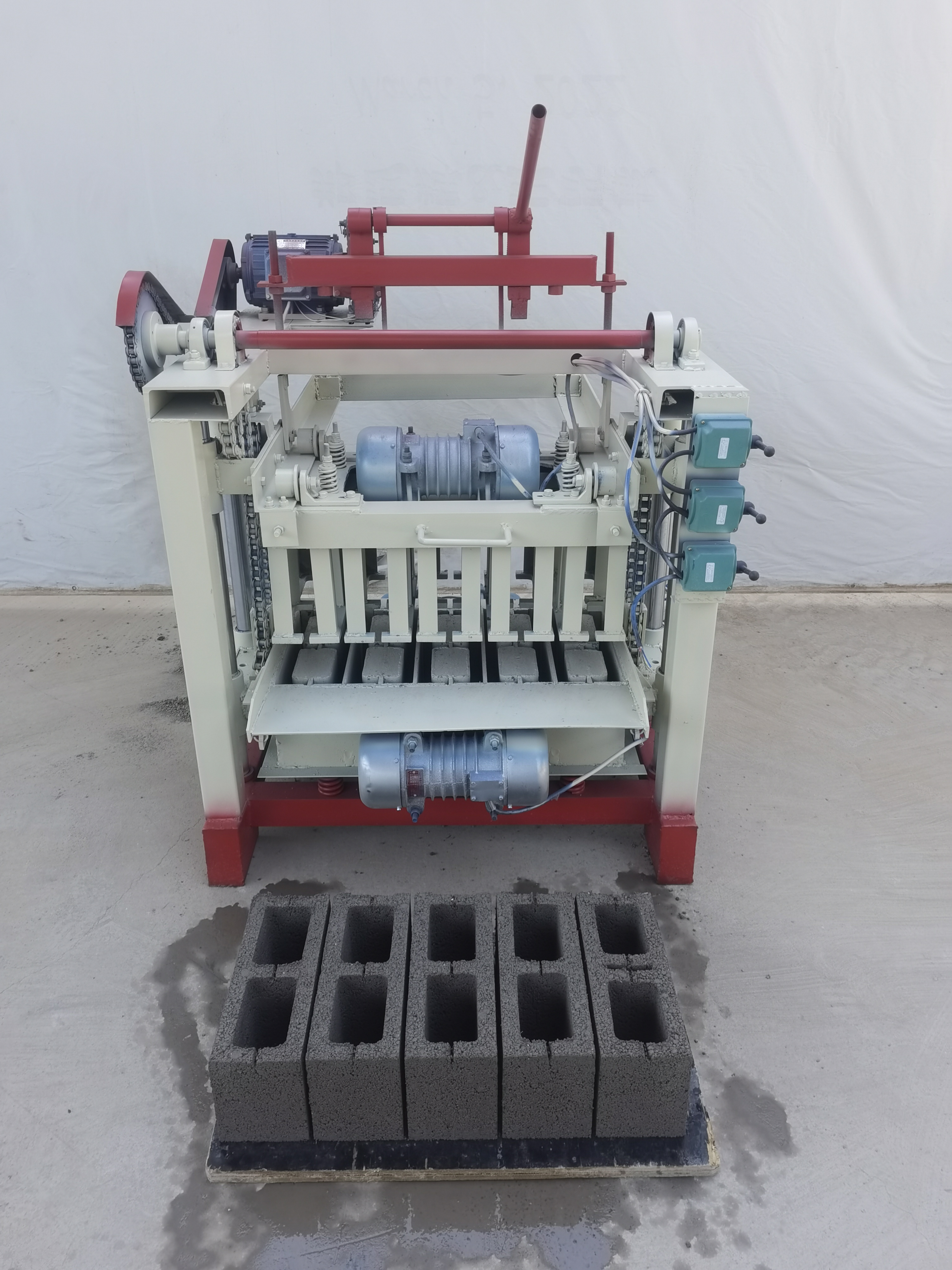 Factory direct sale hollow block moulding machine in India. Semi-automatic cement block machine