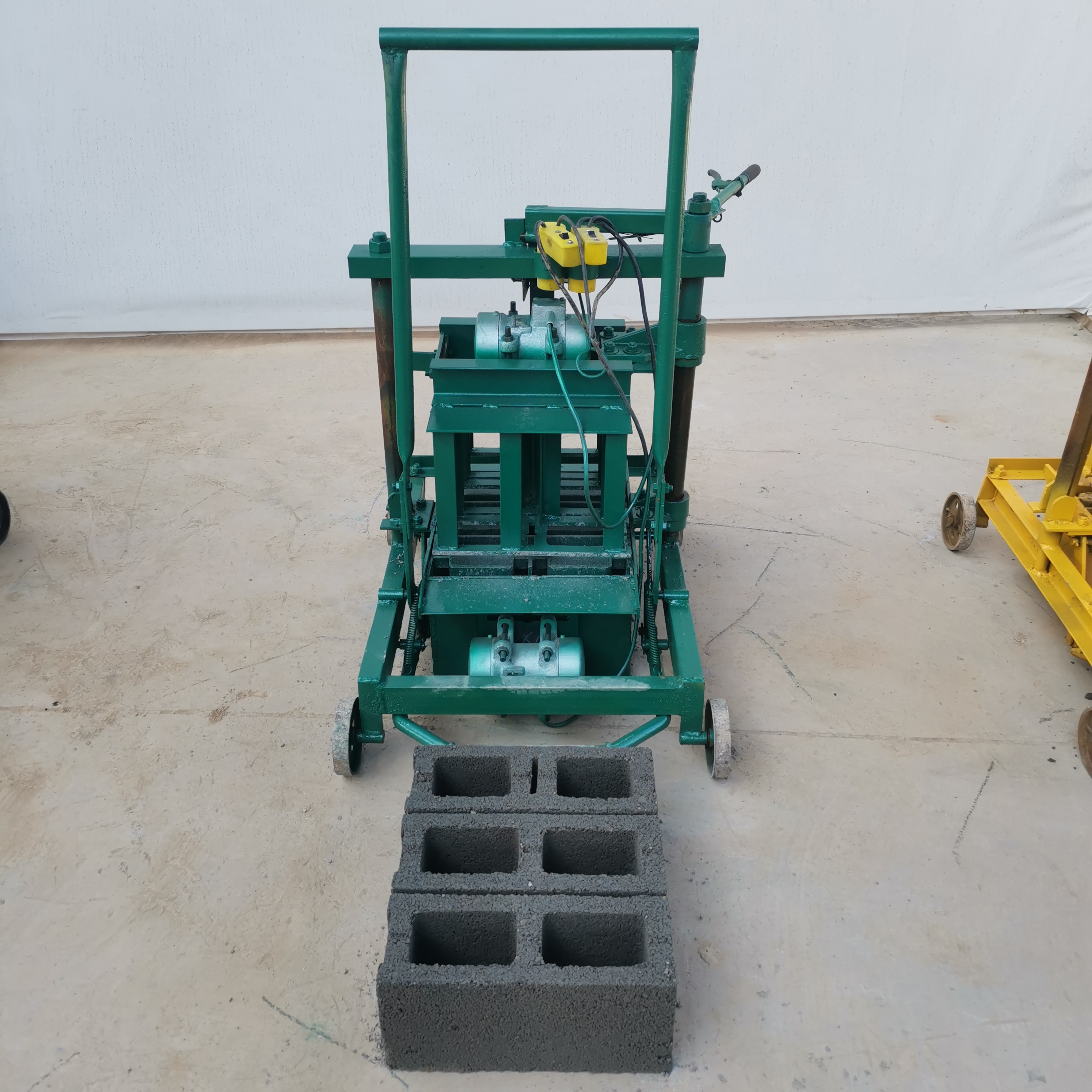 Cost saving mexican cement block machine. Small concrete block machine. Mobile cement block making machine