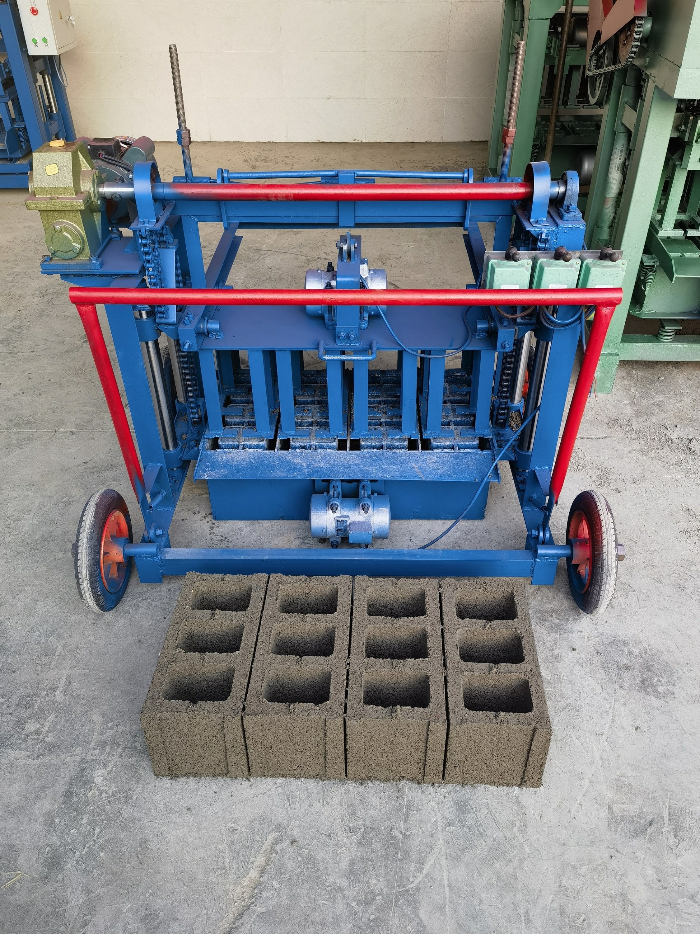 Factory direct sale automatic lifting electric block molding. Producing 8-inch three-hole hollow bricks. brick making machinery