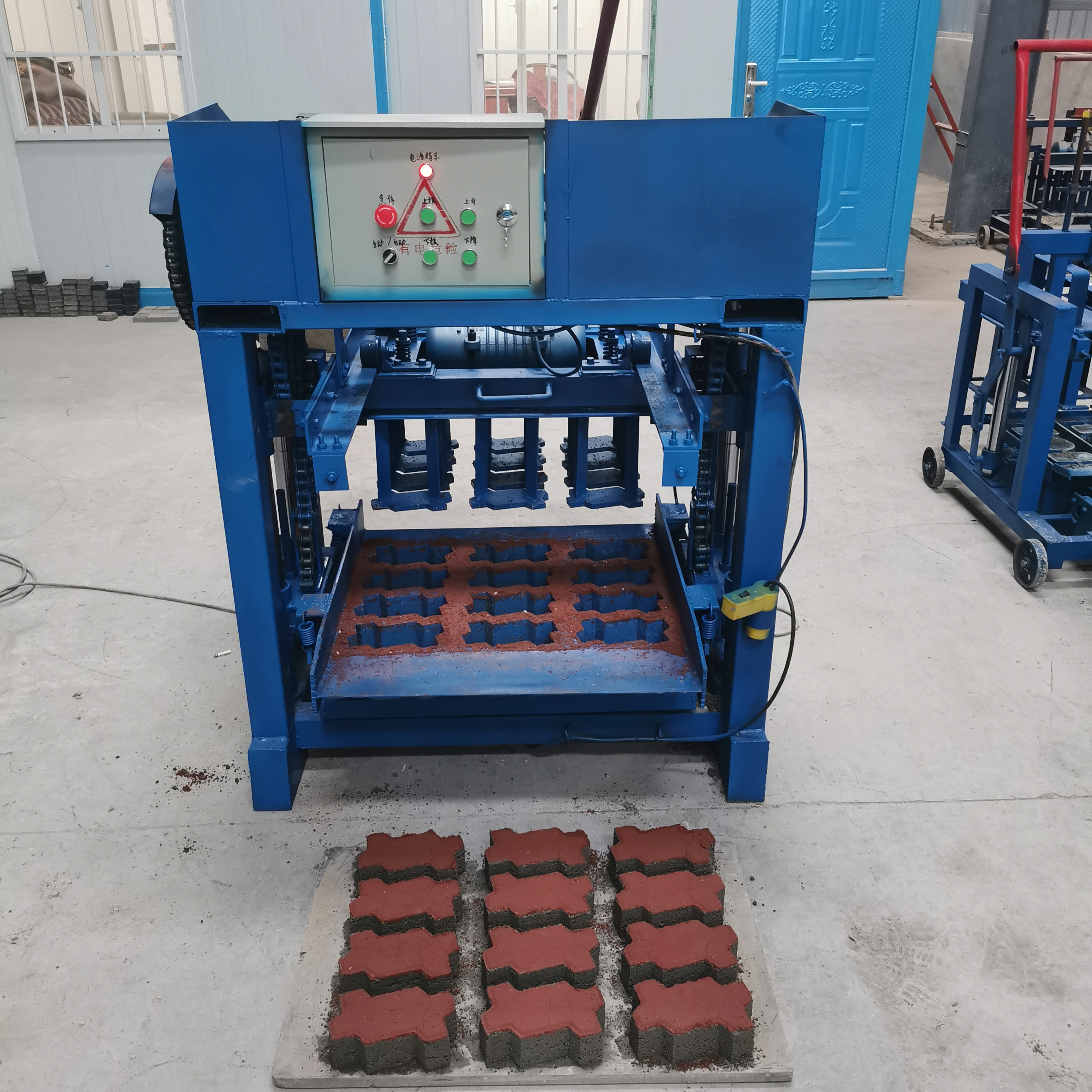 Factory direct sale hollow block moulding machine in India. Semi-automatic cement block machine