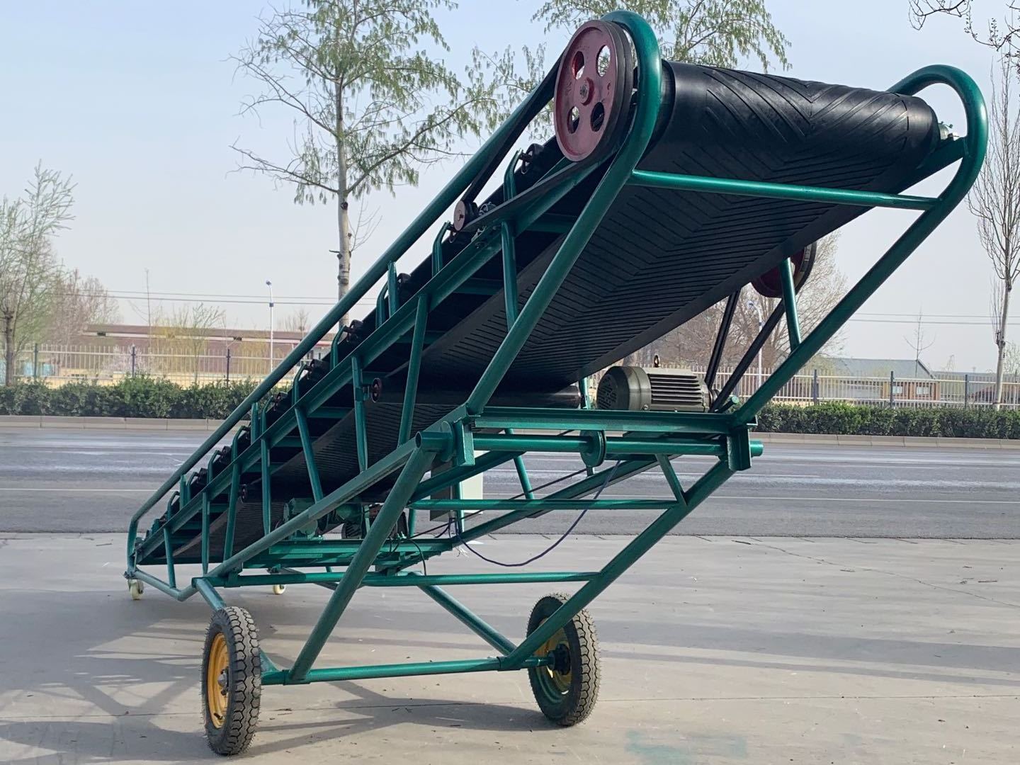 Small  portable mobile hopper rubber belt conveyer system machine equipment price for grain firewood ore container loading