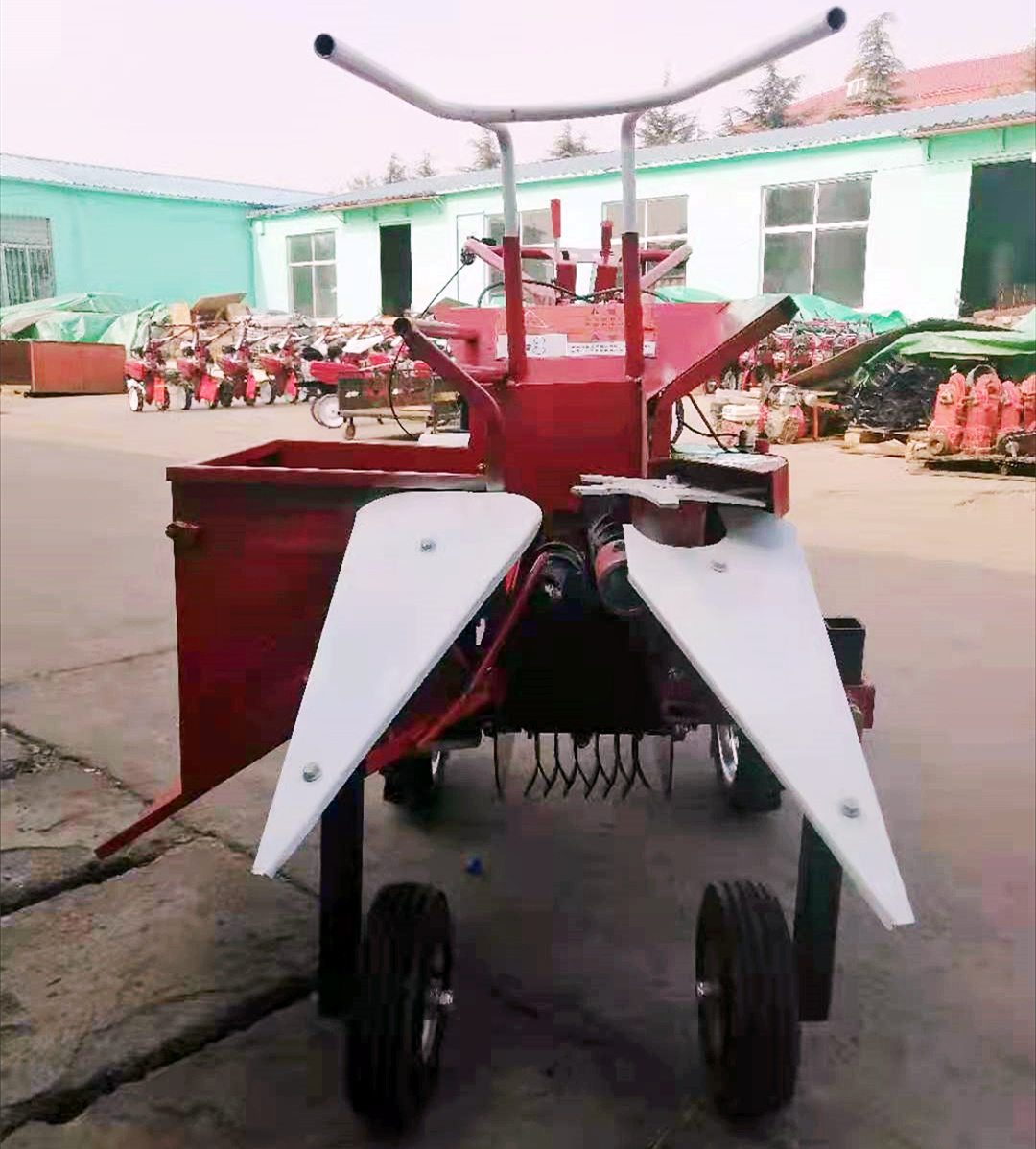 Dry And Wet Single Row Corn Harvester Hand Working Tractor Mini Corn Maize Combine Harvester