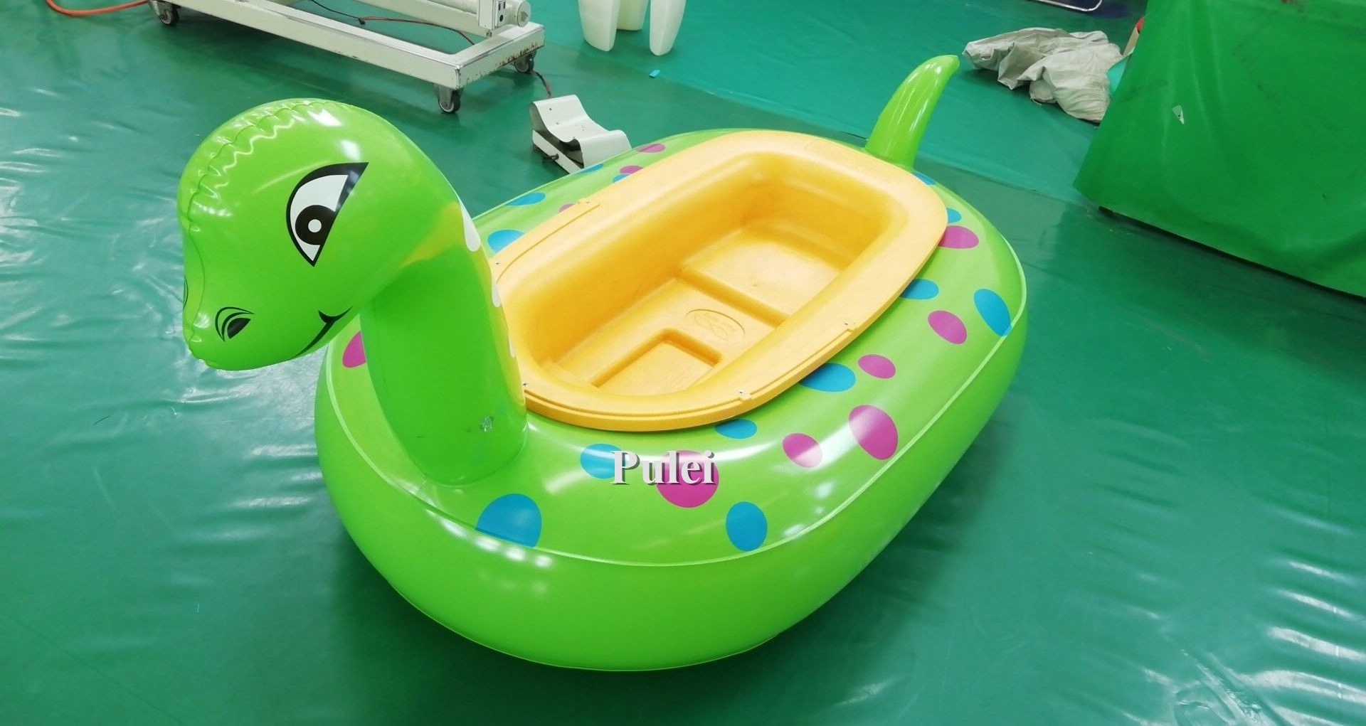 Water Park Electric Kids Bumper Boat Water Sports Equipment Manufacturer Battery Power Adult Pedal Bumper Boat For Swimming Pool