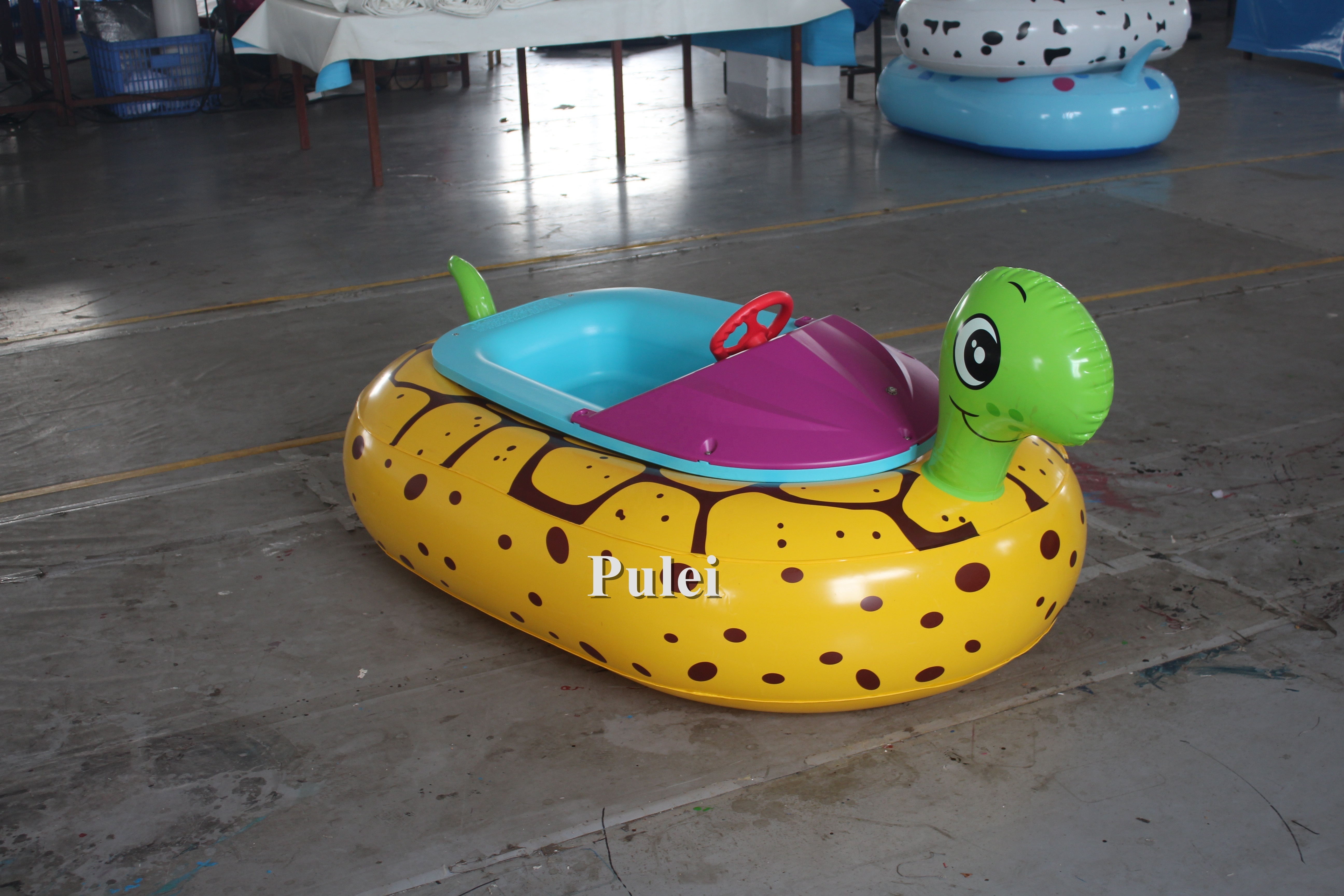 Water Park Electric Kids Bumper Boat Water Sports Equipment Manufacturer Battery Power Adult Pedal Bumper Boat For Swimming Pool