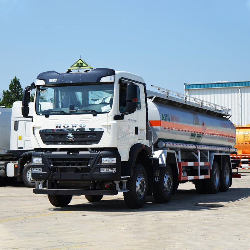 New Sinotruk Fuel Tanker Truck Howo 8X4 30000 Liters Oil Tank Truck