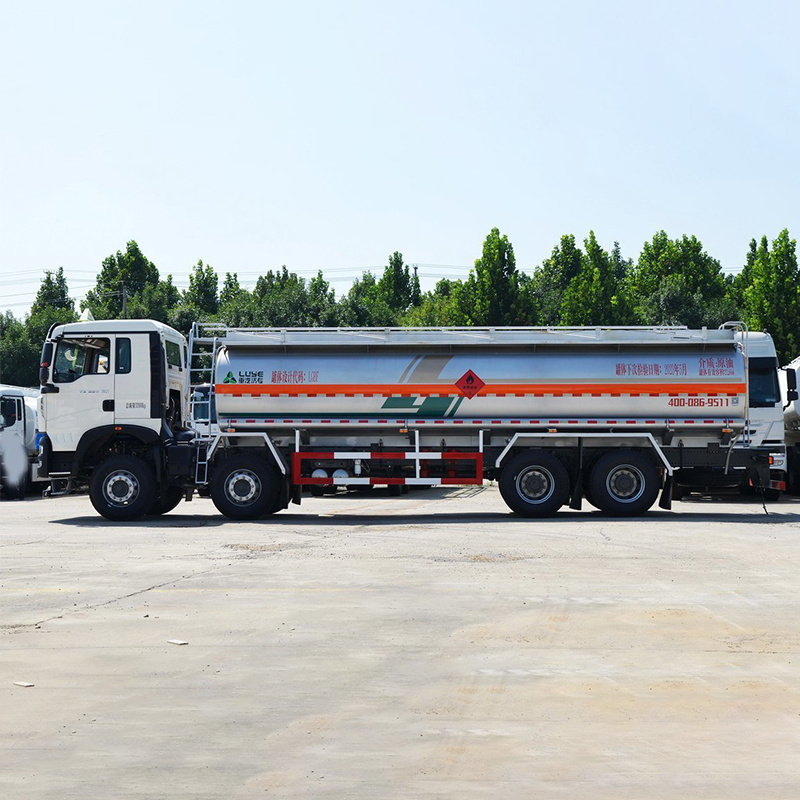 New Sinotruk Fuel Tanker Truck Howo 8X4 30000 Liters Oil Tank Truck