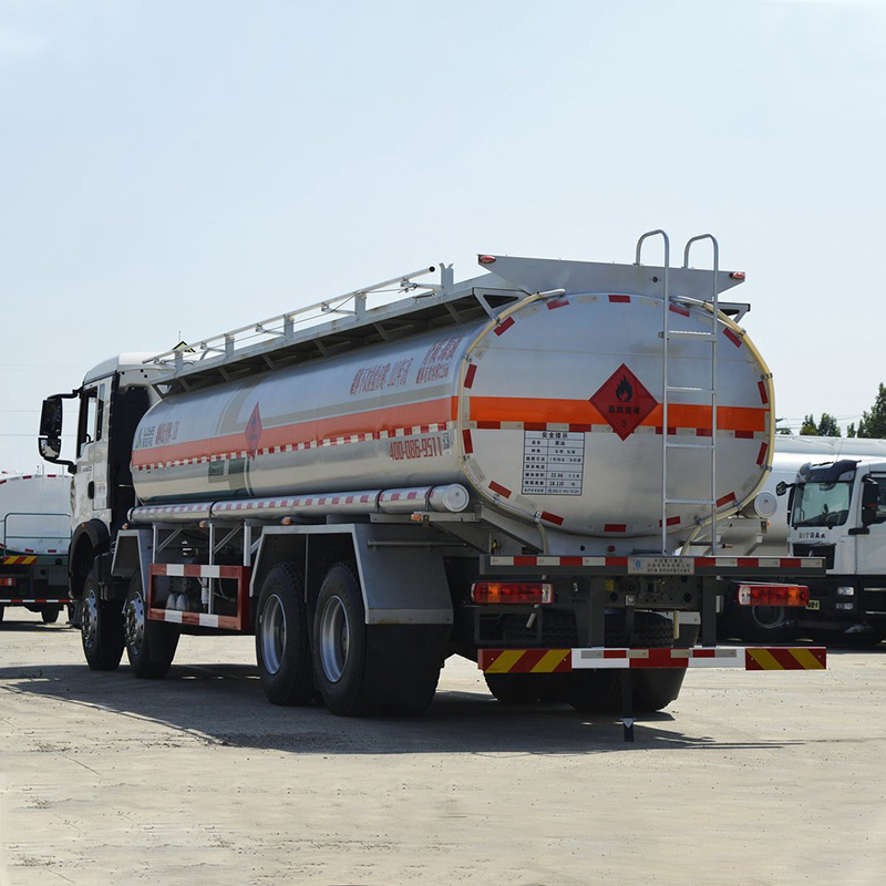 New Sinotruk Fuel Tanker Truck Howo 8X4 30000 Liters Oil Tank Truck