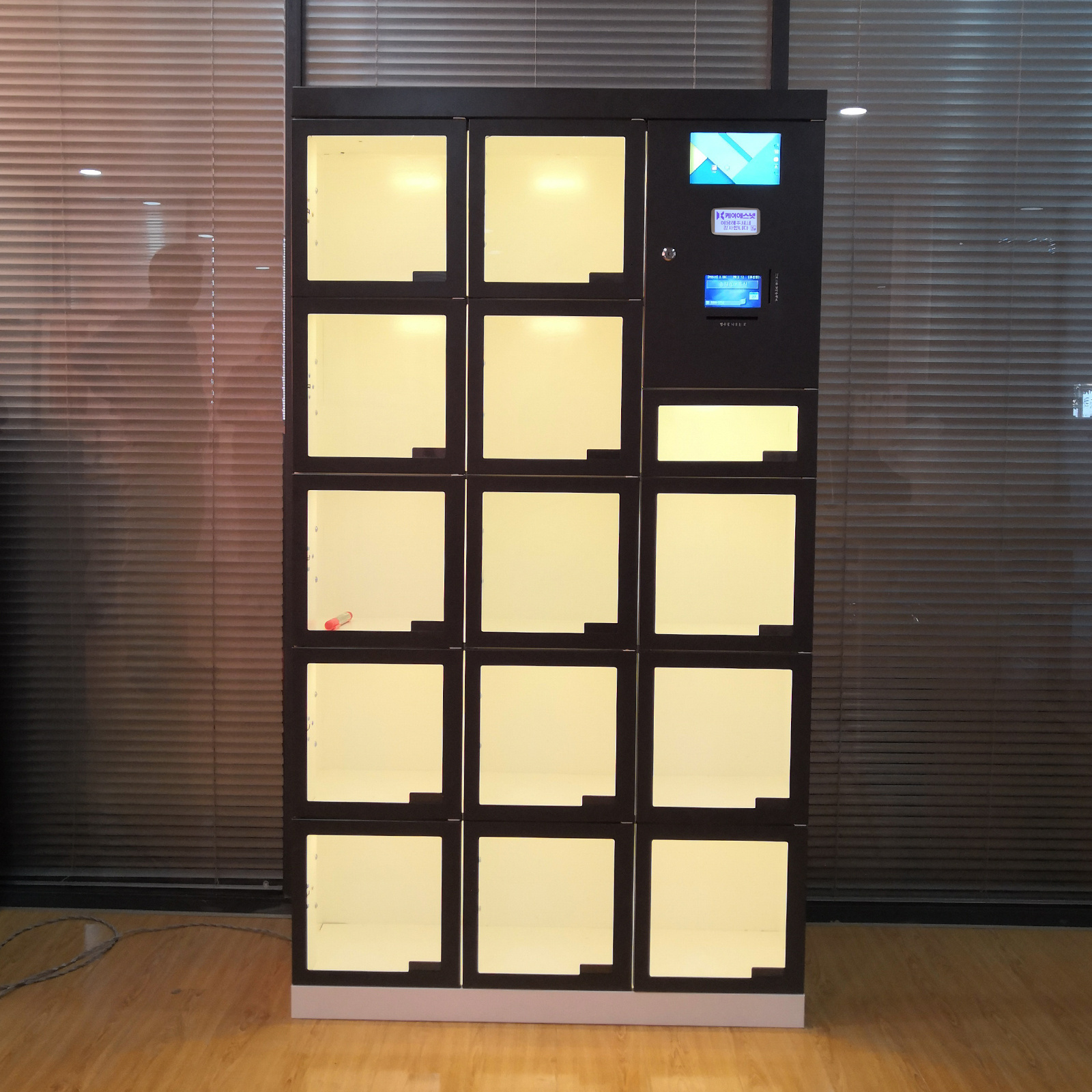 Hotel Food Clothes Vending Machine With Credit Card Payment Cabinet