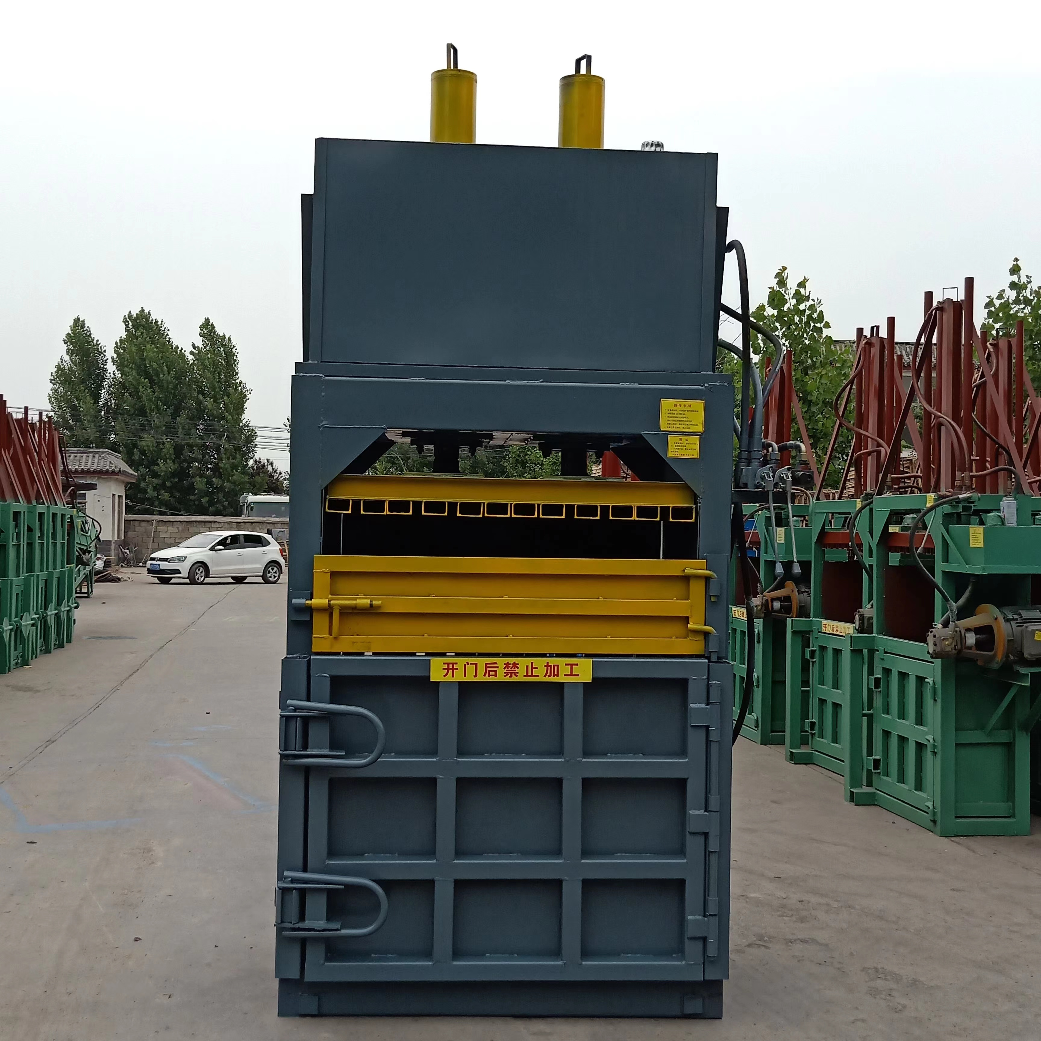 Hydraulic Vertical Truck Car Used Tyre Baler For Sale Scrap Waste Plastic Bottles Baler Machine