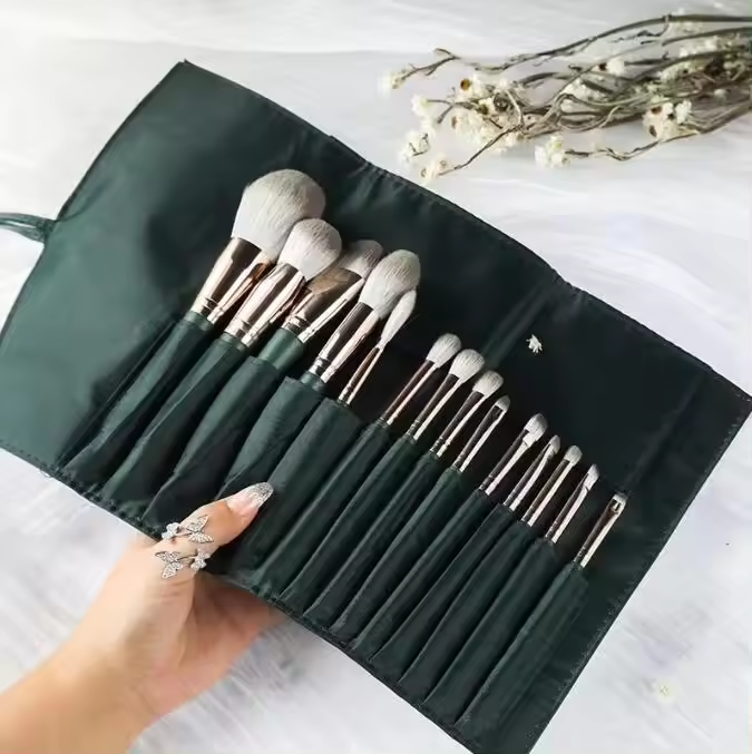 Hot Sell Custom Logo 14 Pieces Dark Green Professional Beauty Brush Can Be with Leather Bag Cosmetic Face Makeup Brush Set