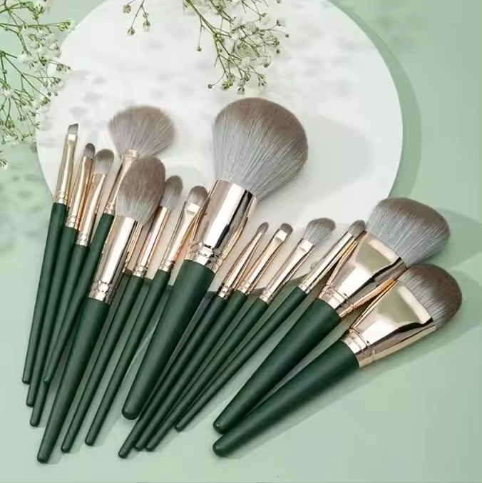 Hot Sell Custom Logo 14 Pieces Dark Green Professional Beauty Brush Can Be with Leather Bag Cosmetic Face Makeup Brush Set