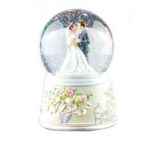 wholesale romantic love waterglobe wedding dancing couple snow globe custom valentine gift snow ball