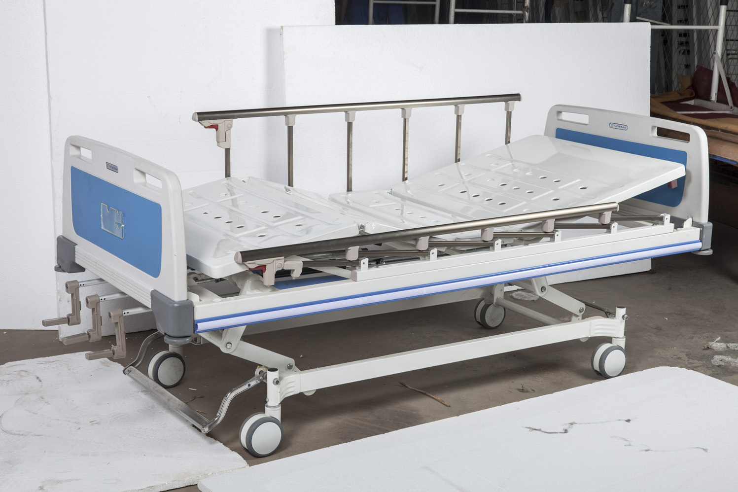 Customized Aluminum Alloy Side Rail 3Crank Manual  Hospital Medical ICU Patient Bed