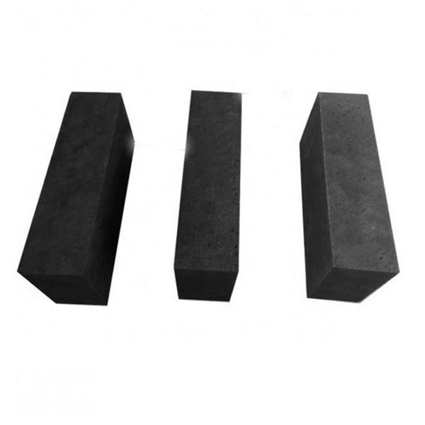 Molded refractory carbon graphite bricks for foundry